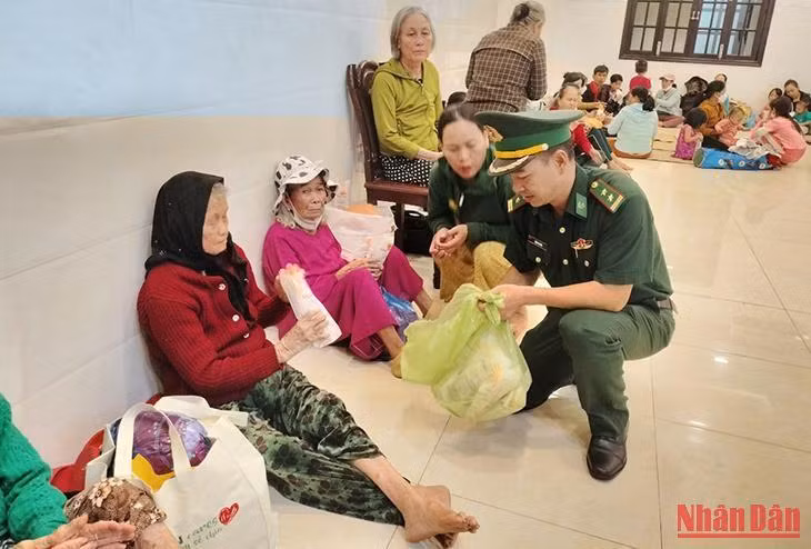 Cán bộ, chiến sĩ Bộ Chỉ huy Bộ đội Biên phòng tỉnh Quảng Nam đón tiếp, chăm lo người dân xã Tam Thanh đến trú bão. (Ảnh: TẤN NGUYÊN)