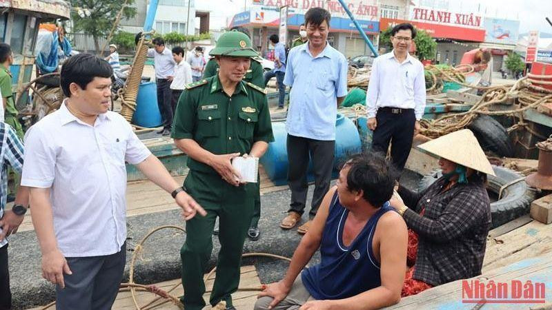 Phó Chủ tịch Ủy ban nhân dân tỉnh Quảng Ngãi Trần Phước Hiền kiểm tra việc neo đậu tàu thuyền tại cảng cá Sa Huỳnh, thị xã Đức Phổ. (Ảnh: HIỂN CỪ) Phó Chủ tịch Ủy ban nhân dân tỉnh Quảng Ngãi Trần Phước Hiền kiểm tra việc neo đậu tàu thuyền tại cảng cá Sa Huỳnh, thị xã Đức Phổ. (Ảnh: HIỂN CỪ)