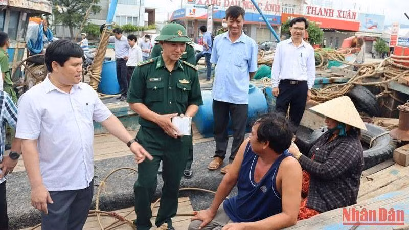 Phó Chủ tịch Ủy ban nhân dân tỉnh Quảng Ngãi Trần Phước Hiền kiểm tra việc neo đậu tàu thuyền tại cảng cá Sa Huỳnh, thị xã Đức Phổ. (Ảnh: HIỂN CỪ)