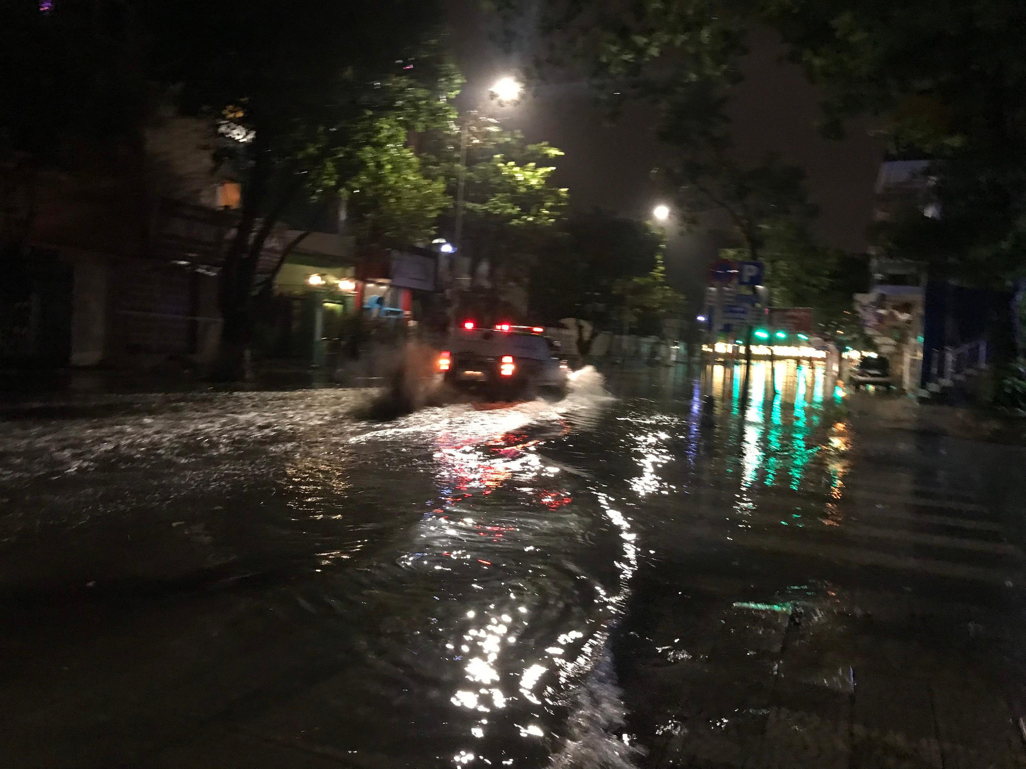 Nước ngập sâu đoạn Trần Phú-Hoàng Văn Thụ, quận Hải Châu, TP Đà Nẵng. Thành phố cấm người dân ra đường trừ xe lực lượng chức năng làm nhiệm vụ. (Ảnh: ANH ĐÀO) Nước ngập sâu đoạn Trần Phú-Hoàng Văn Thụ, quận Hải Châu, TP Đà Nẵng. Thành phố cấm người dân ra đường trừ xe lực lượng chức năng làm nhiệm vụ. (Ảnh: ANH ĐÀO)