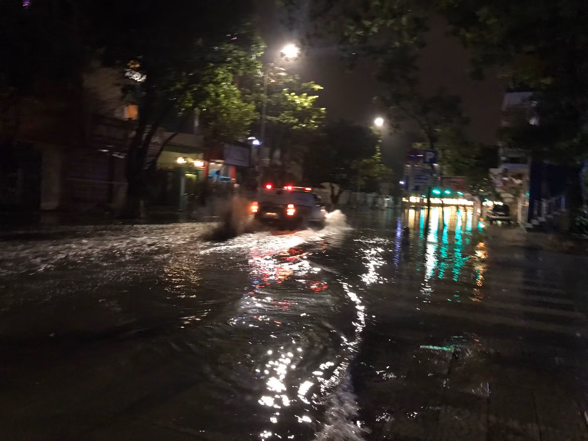 Nước ngập sâu đoạn Trần Phú-Hoàng Văn Thụ, quận Hải Châu, TP Đà Nẵng. Thành phố cấm người dân ra đường trừ xe lực lượng chức năng làm nhiệm vụ. (Ảnh: ANH ĐÀO)