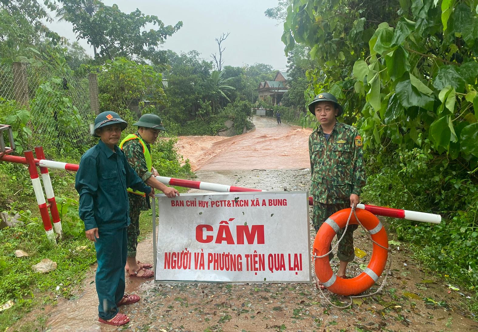 Các khu vực nguy hiểm do nước lũ dâng cao được lực lượng vũ trang các huyện dựng rào chắn, lắp biển cảnh báo để bảo đảm an toàn cho người dân. (Ảnh: LÂM QUANG HUY)