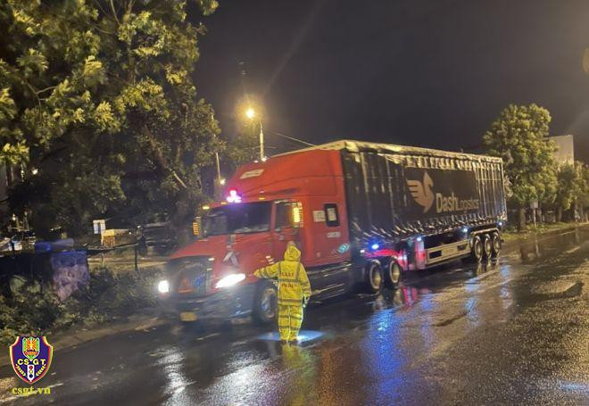 Cảnh sát giao thông Đà Nẵng tiến hành tạm đóng đường với các phương tiện lưu thông. (Ảnh: Cục CSGT) Cảnh sát giao thông Đà Nẵng tiến hành tạm đóng đường với các phương tiện lưu thông. (Ảnh: Cục CSGT)