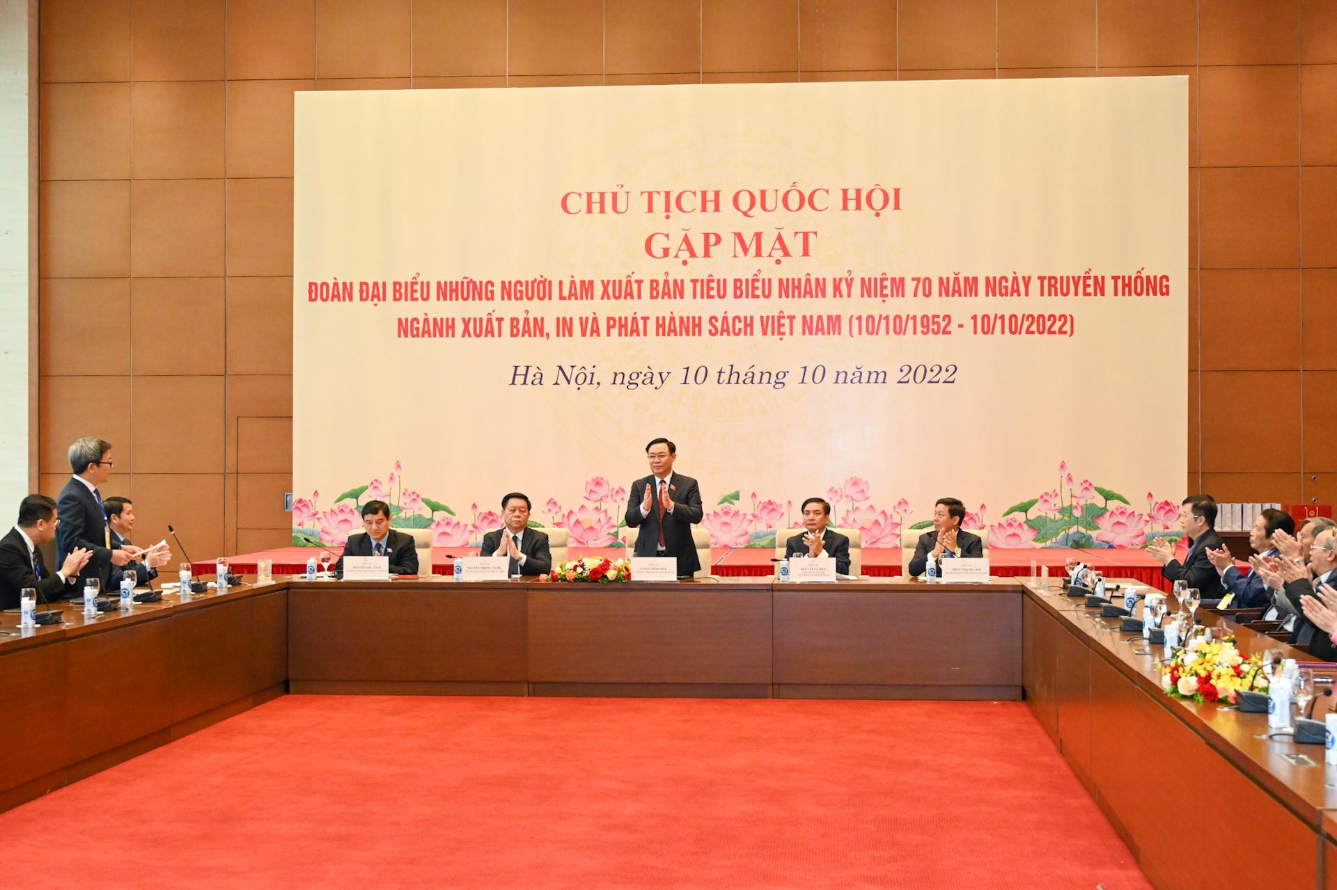 Chủ tịch Quốc hội Vương Đình Huệ chủ trì buổi gặp mặt đoàn đại biểu những người làm xuất bản tiêu biểu tại Nhà Quốc hội. Chủ tịch Quốc hội Vương Đình Huệ chủ trì buổi gặp mặt đoàn đại biểu những người làm xuất bản tiêu biểu tại Nhà Quốc hội.