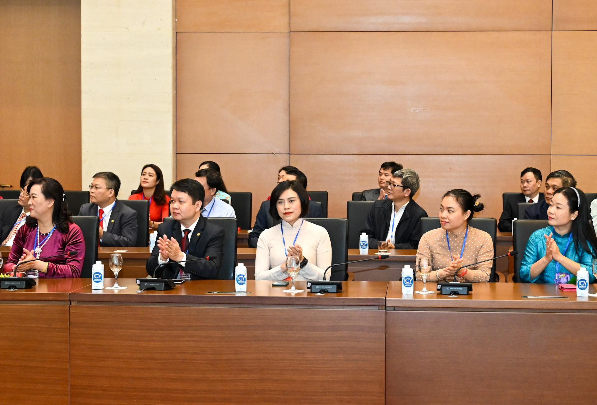 Đoàn đại biểu những người làm xuất bản tiêu biểu dự buổi gặp mặt. Đoàn đại biểu những người làm xuất bản tiêu biểu dự buổi gặp mặt.