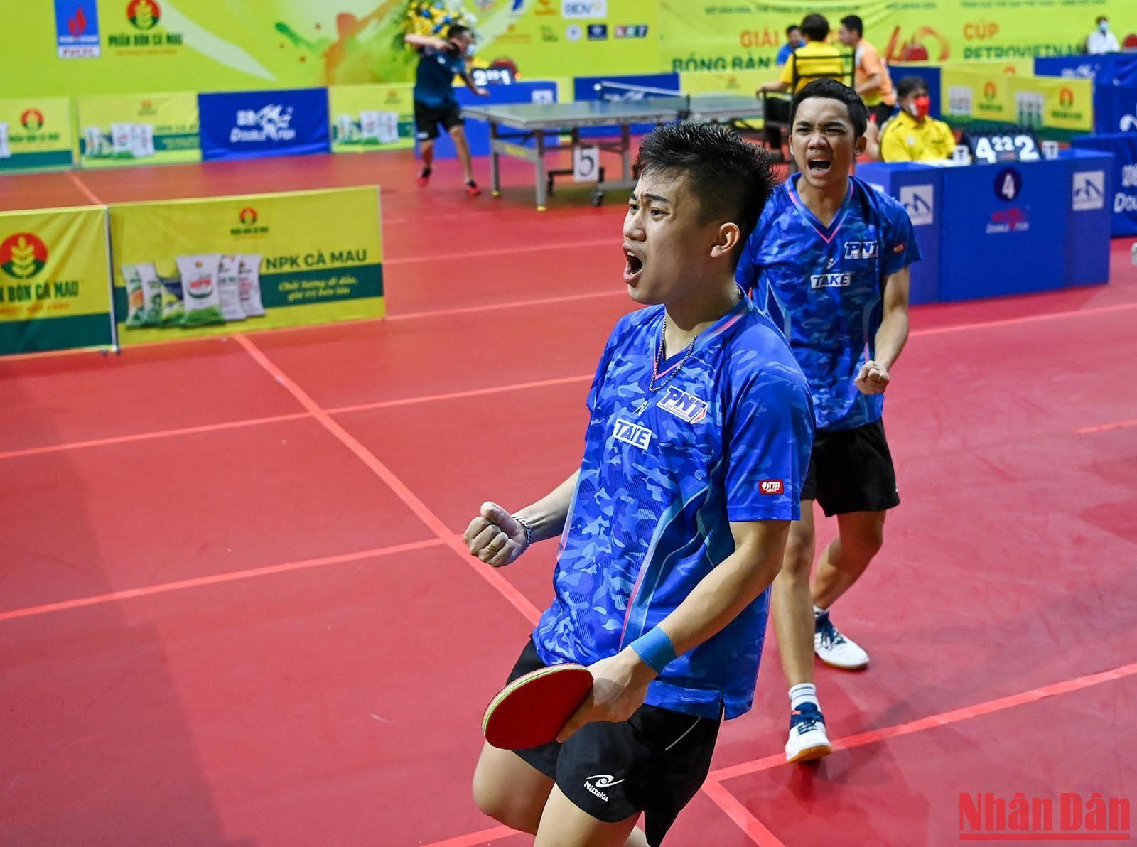 Hai tay vợt Lê Đình Đức và Đinh Anh Hoàng thường chạy về phía huấn luyện viên ở góc sàn đấu để ăn mừng sau mỗi pha ghi điểm kịch tính tại trận chung kết đôi nam. Hai tay vợt Lê Đình Đức và Đinh Anh Hoàng thường chạy về phía huấn luyện viên ở góc sàn đấu để ăn mừng sau mỗi pha ghi điểm kịch tính tại trận chung kết đôi nam.