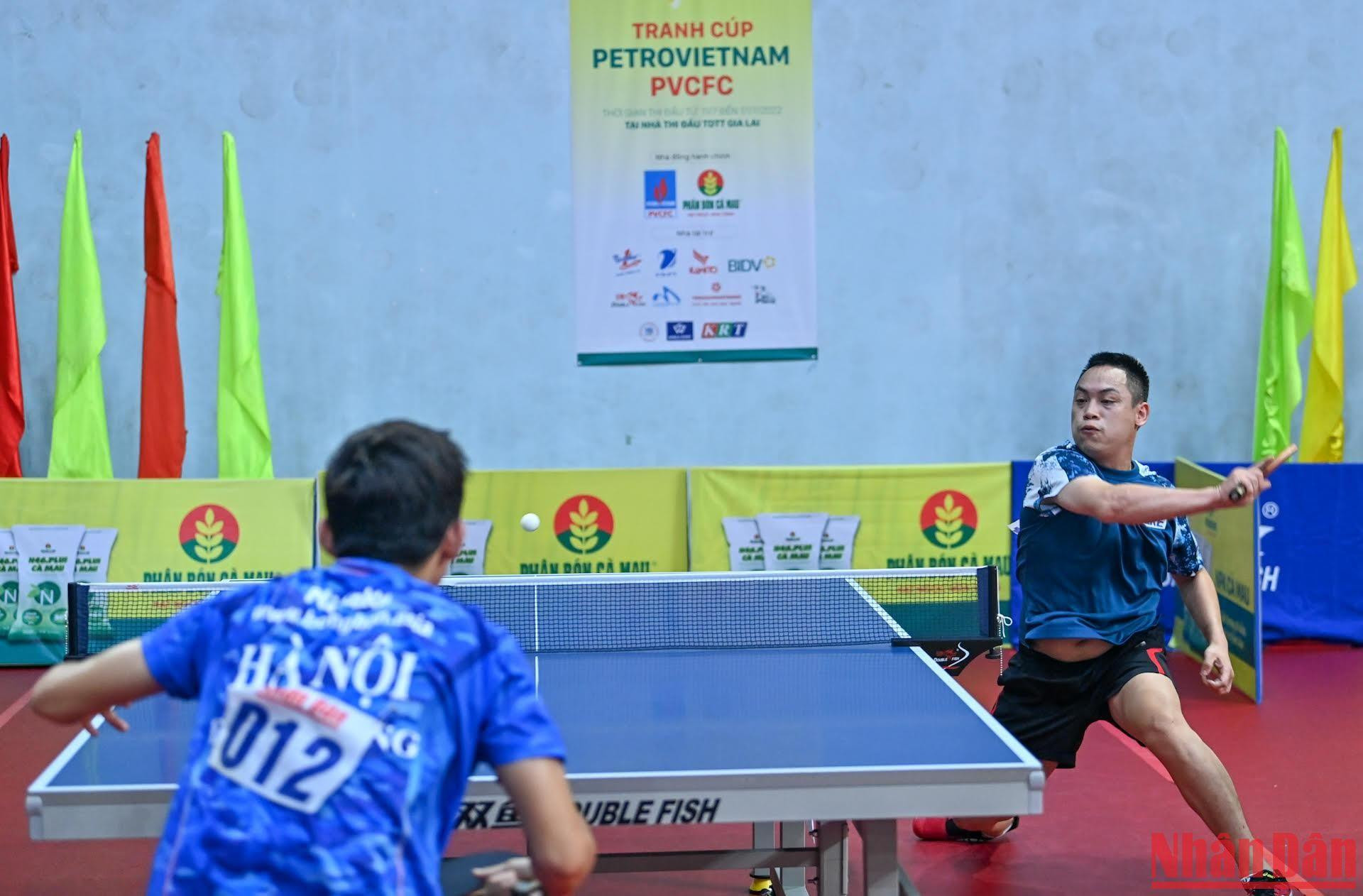 Trận tứ kết đơn nam giữa Lê Tiến Đạt gặp Đinh Anh Hoàng diễn ra hấp dẫn, kịch tính nhất trong 4 trận tứ kết đơn nam.