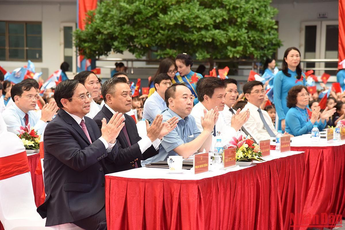 Thủ tướng Phạm Minh Chính dự Lễ khai giảng năm học mới tại Trường Tiểu học Đoàn Thị Điểm.