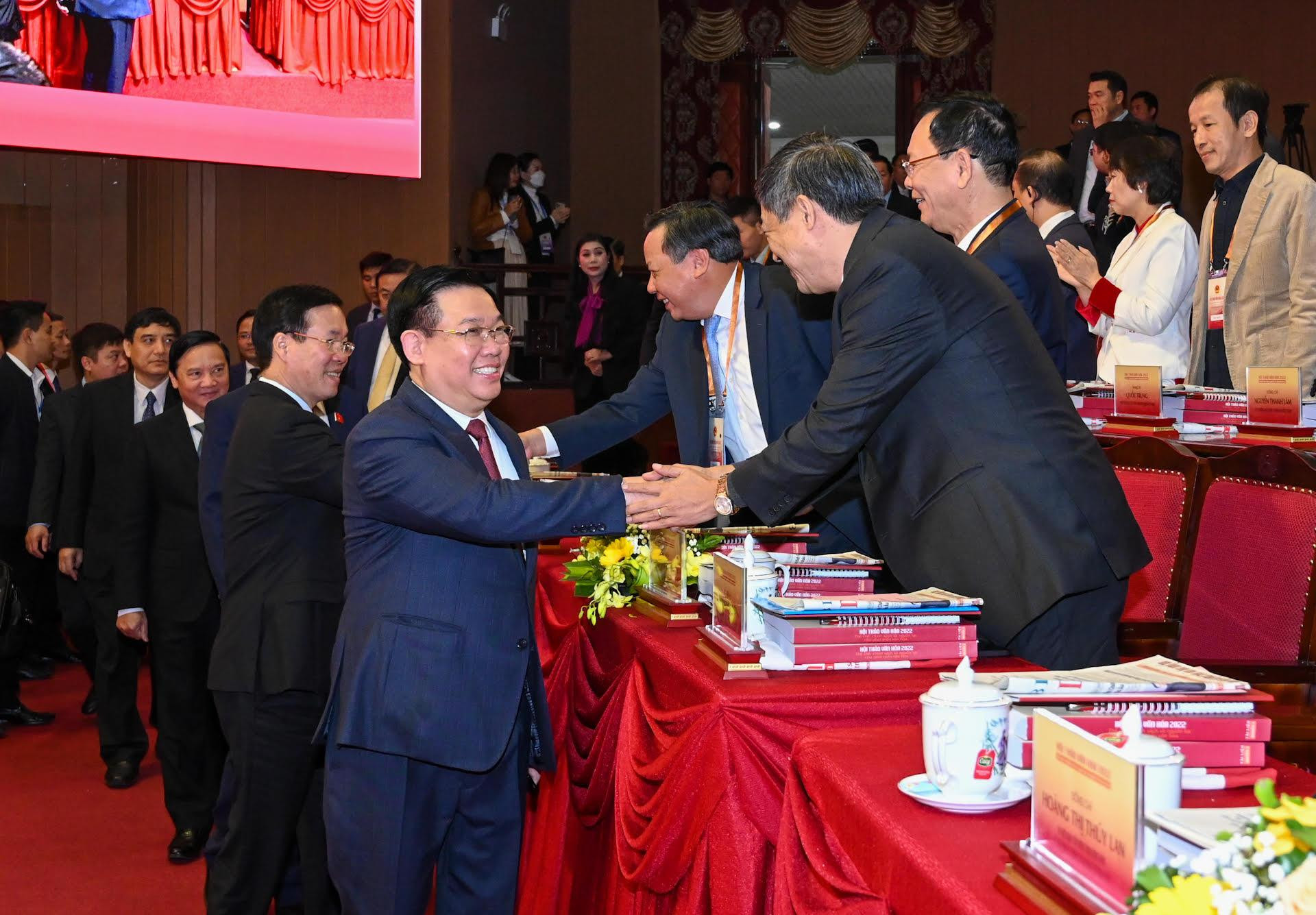 Chủ tịch Quốc hội Vương Đình Huệ, Thường trực Ban Bí thư Võ Văn Thưởng với các đại biểu dự hội thảo.