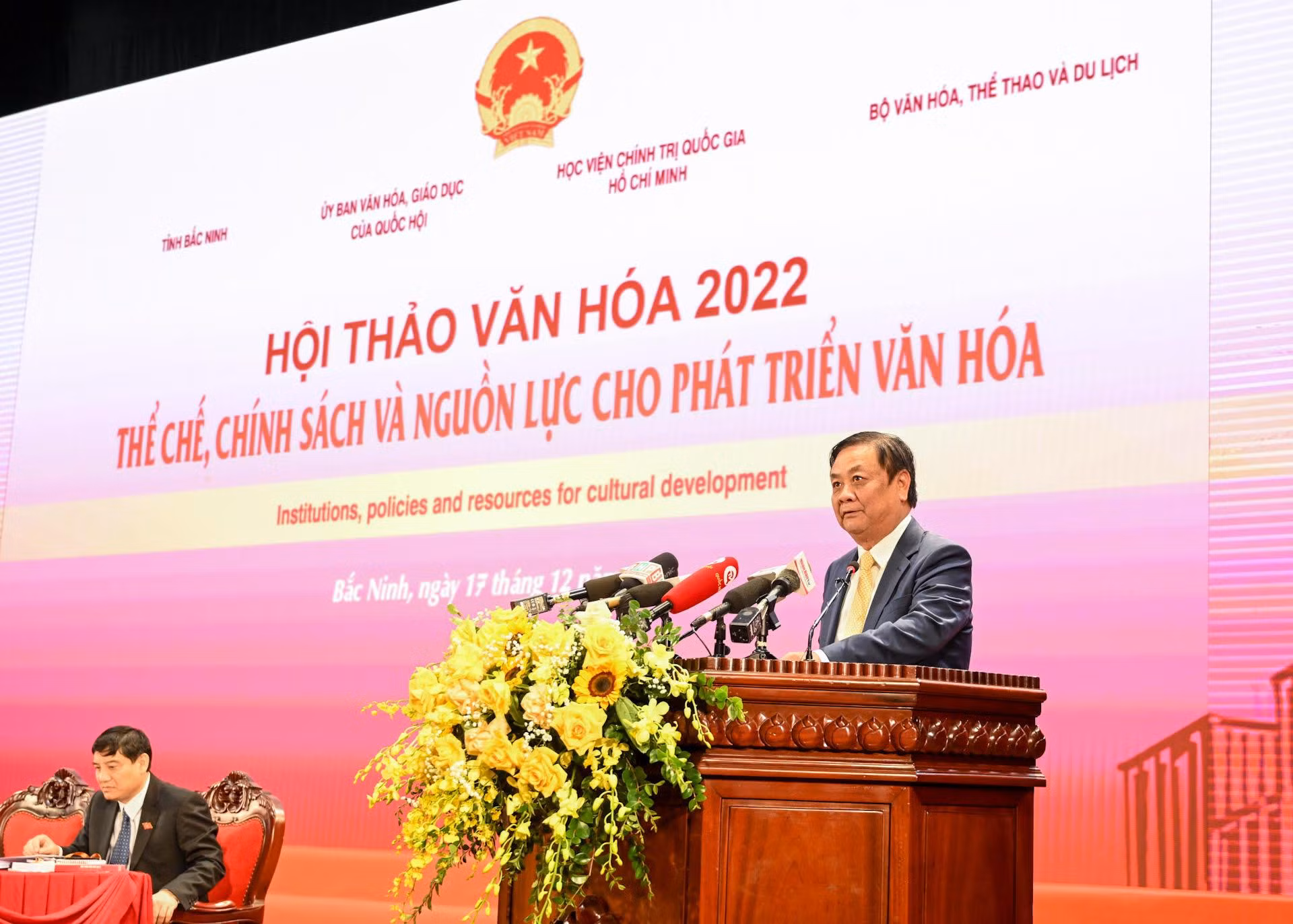 Bộ trưởng Nông nghiệp và Phát triển nông thôn Lê Minh Hoan trình bày tham luận “Gìn giữ, phát huy giá trị văn hoá trong xây dựng nông thôn mới, thêm một góc nhìn về một nông thôn đáng sống.