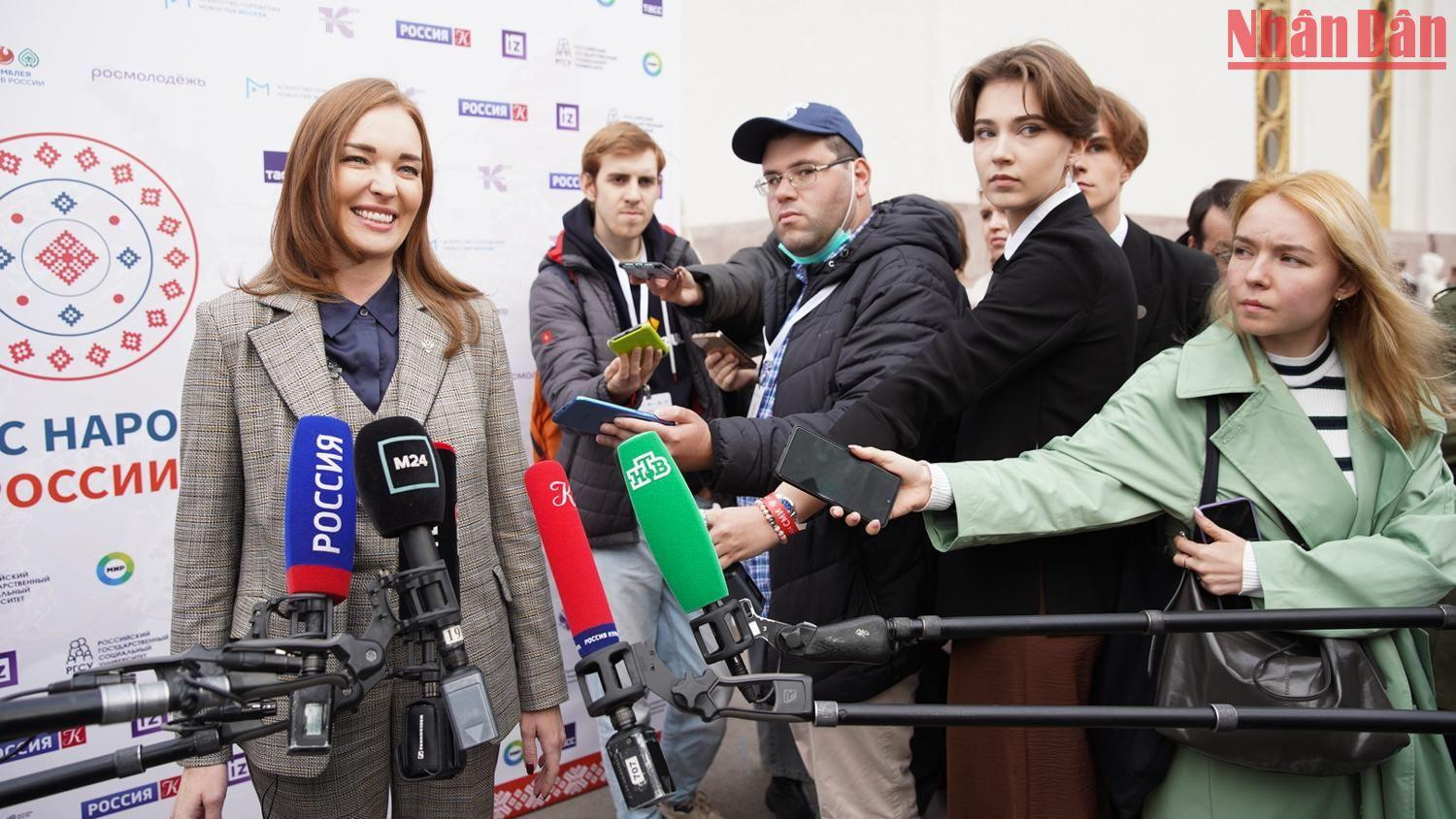Bà Elena Druzhinina, Thứ trưởng Khoa học và Giáo dục đại học Nga cho biết, sáng kiến này đến từ các trường đại học Nga. Sinh viên từ nhiều nơi trên nước Nga đã đến VDNKh để thể hiện sức mạnh tinh thần và tình đoàn kết. Bà Elena Druzhinina, Thứ trưởng Khoa học và Giáo dục đại học Nga cho biết, sáng kiến này đến từ các trường đại học Nga. Sinh viên từ nhiều nơi trên nước Nga đã đến VDNKh để thể hiện sức mạnh tinh thần và tình đoàn kết.