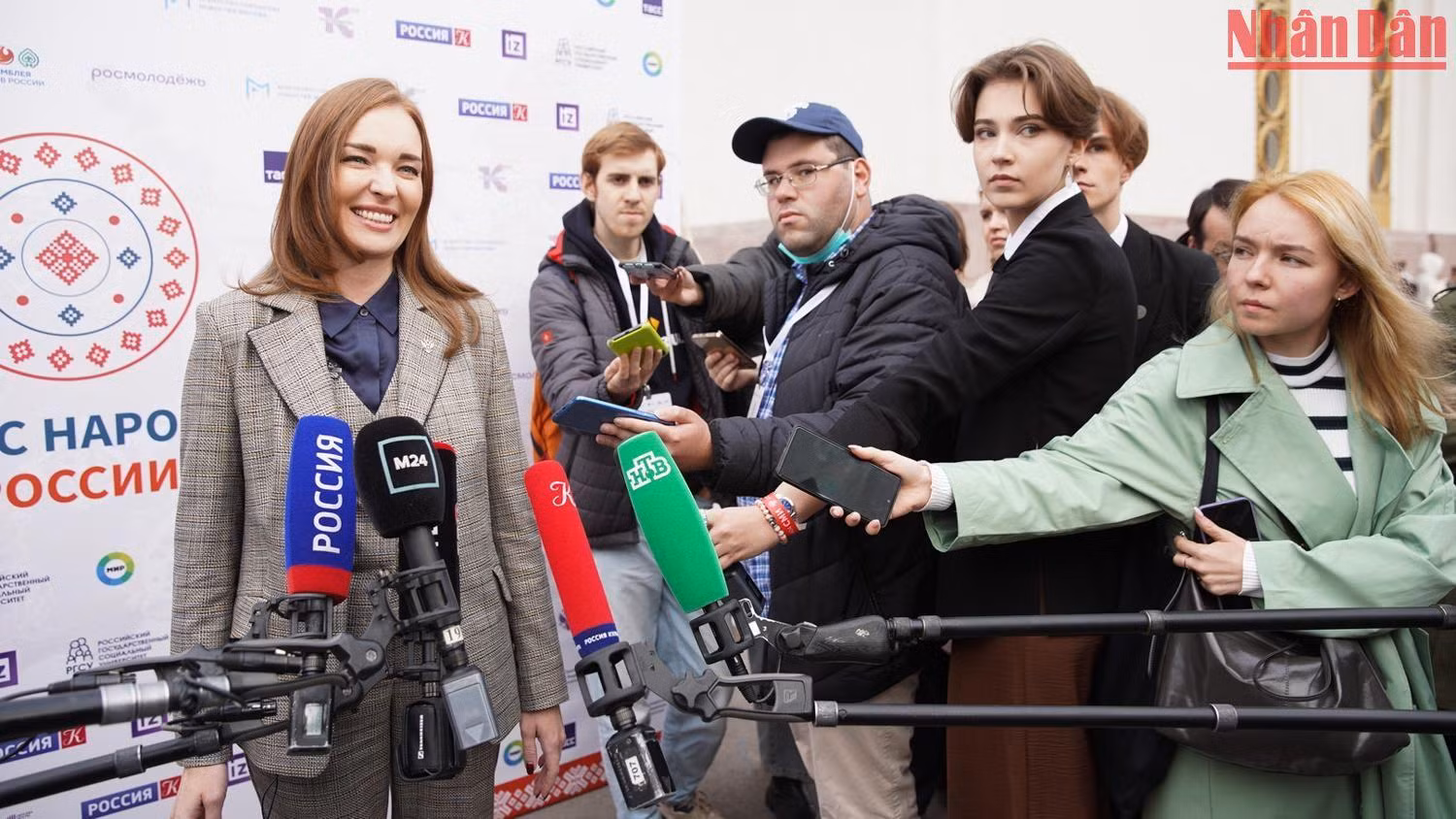 Bà Elena Druzhinina, Thứ trưởng Khoa học và Giáo dục đại học Nga cho biết, sáng kiến này đến từ các trường đại học Nga. Sinh viên từ nhiều nơi trên nước Nga đã đến VDNKh để thể hiện sức mạnh tinh thần và tình đoàn kết.