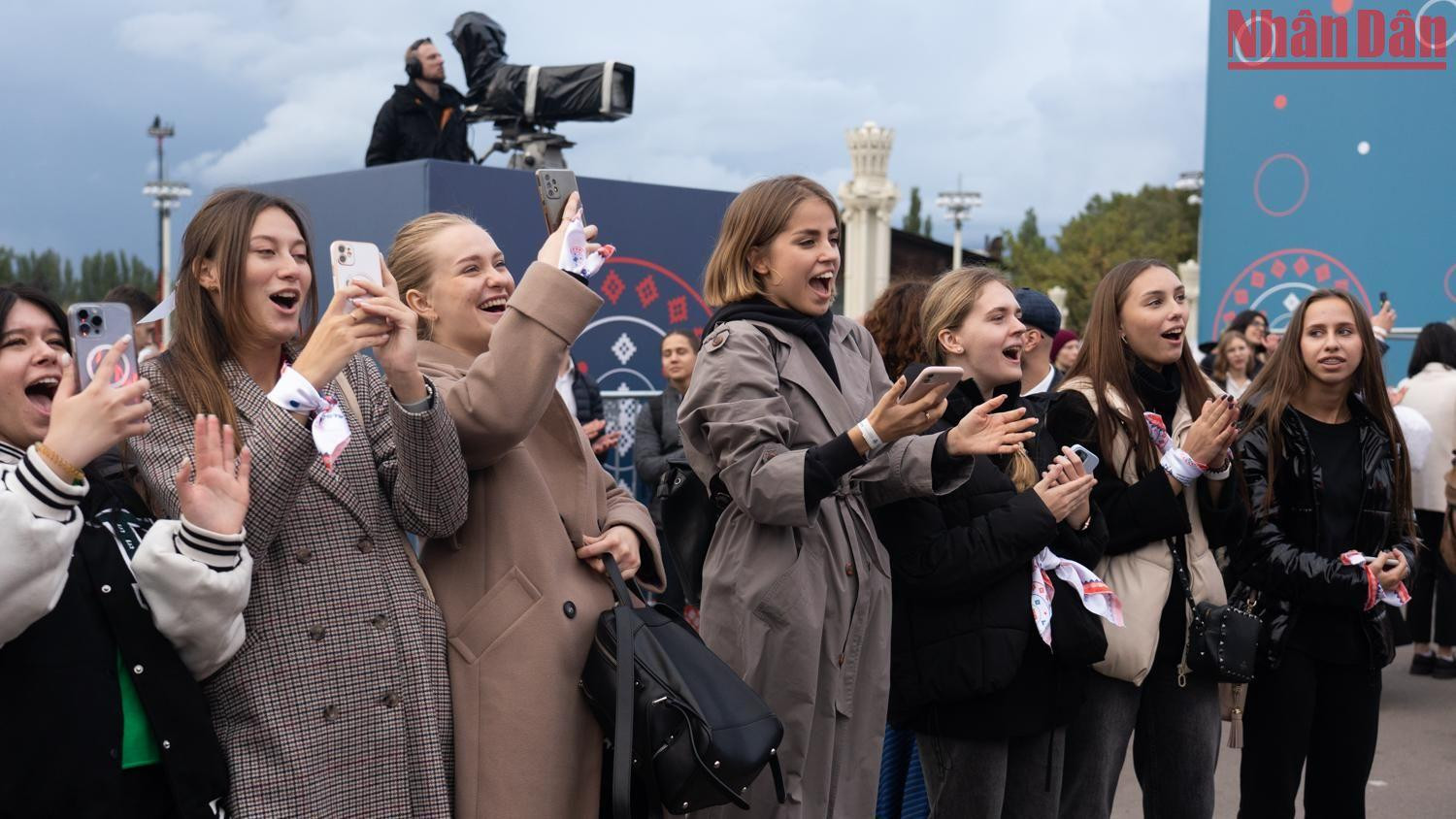 Trước đó, để tham gia chương trình, mọi người cần đăng ký cặp đôi trên trang mạng của Ban Tổ chức, học nhảy theo video hướng dẫn và sau đó nhận chứng nhận từ ban tổ chức. Trước đó, để tham gia chương trình, mọi người cần đăng ký cặp đôi trên trang mạng của Ban Tổ chức, học nhảy theo video hướng dẫn và sau đó nhận chứng nhận từ ban tổ chức.