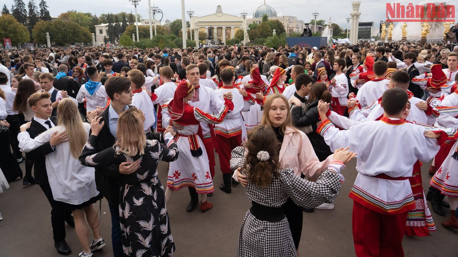 Ngày 21/9, tại tổ hợp bảo tàng và triển lãm VDNKh ở thủ đô Moskva của Nga, diễn ra sự kiện đặc sắc “Điệu valse các dân tộc Nga”. Ngày 21/9, tại tổ hợp bảo tàng và triển lãm VDNKh ở thủ đô Moskva của Nga, diễn ra sự kiện đặc sắc “Điệu valse các dân tộc Nga”.