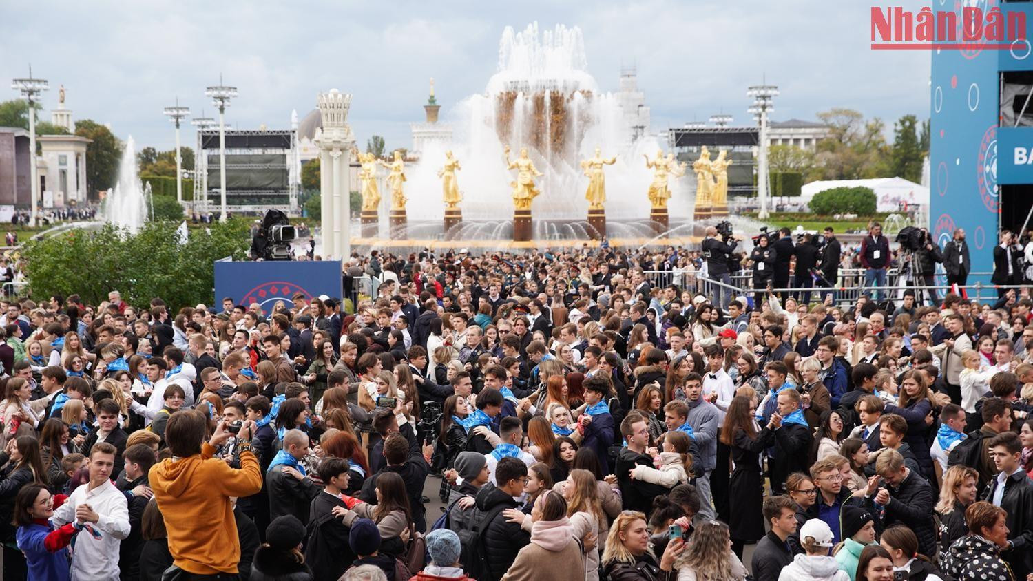 Chung quanh đài phun nước “Tình hữu nghị các dân tộc”, hàng nghìn người đến từ các khu vực khác nhau của Nga đồng loạt khiêu vũ trên nền nhạc “Bão tuyết” của nhà soạn nhạc Georgy Sviridov do Dàn nhạc giao hưởng quốc gia Moskva trình diễn. Chung quanh đài phun nước “Tình hữu nghị các dân tộc”, hàng nghìn người đến từ các khu vực khác nhau của Nga đồng loạt khiêu vũ trên nền nhạc “Bão tuyết” của nhà soạn nhạc Georgy Sviridov do Dàn nhạc giao hưởng quốc gia Moskva trình diễn.