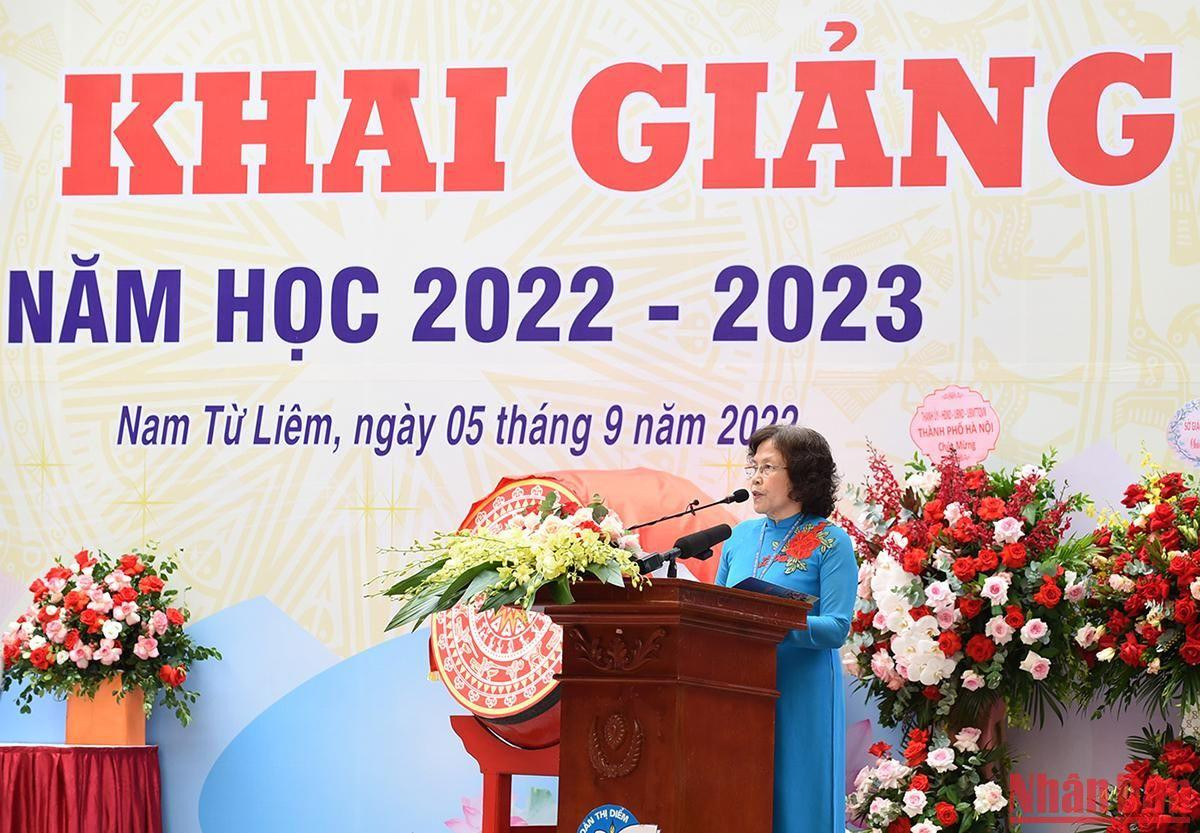 Nhà giáo nhân dân Nguyễn Thị Hiền - Chủ tịch Hội đồng quản trị Trường Tiểu học Đoàn Thị Điểm Hà Nội phát biểu tại Lễ khai giảng.