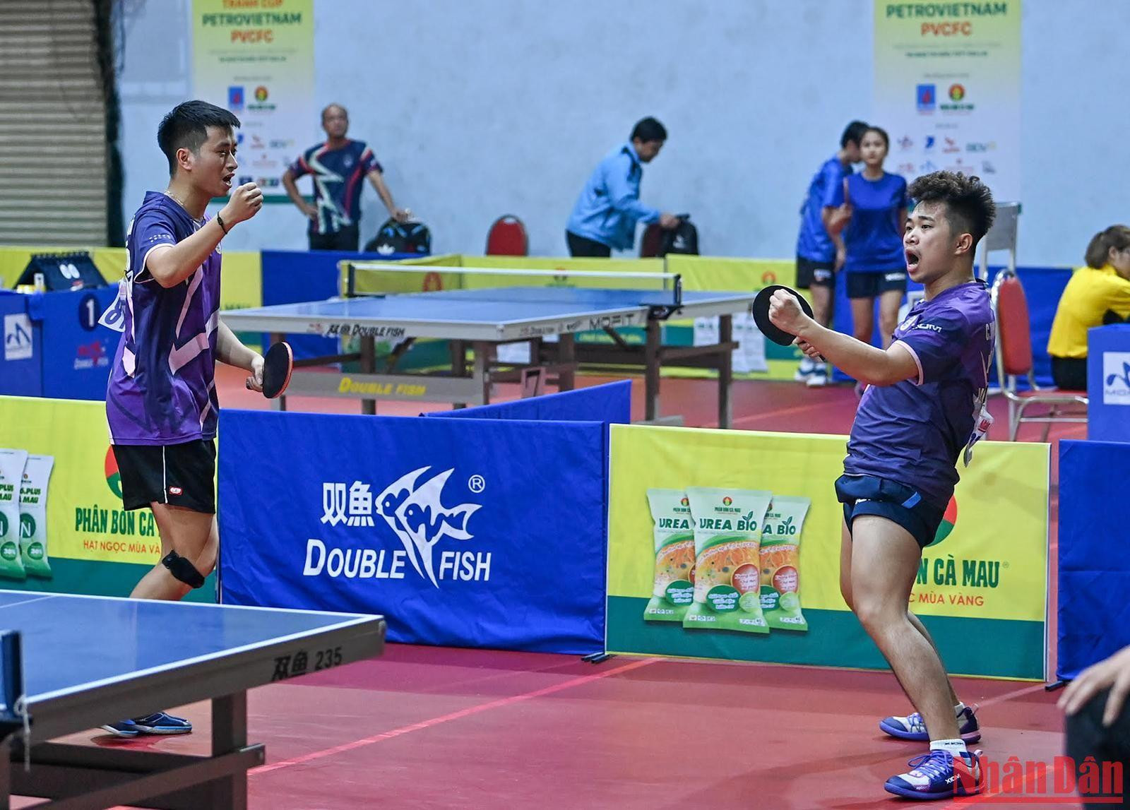 Cặp đôi Nguyễn Đức Tuân và Đoàn Bá Tuấn Anh luôn giơ nắm đấm lên rồi hét lớn để động viên lẫn nhau khi thi đấu. Cặp đôi Nguyễn Đức Tuân và Đoàn Bá Tuấn Anh luôn giơ nắm đấm lên rồi hét lớn để động viên lẫn nhau khi thi đấu.