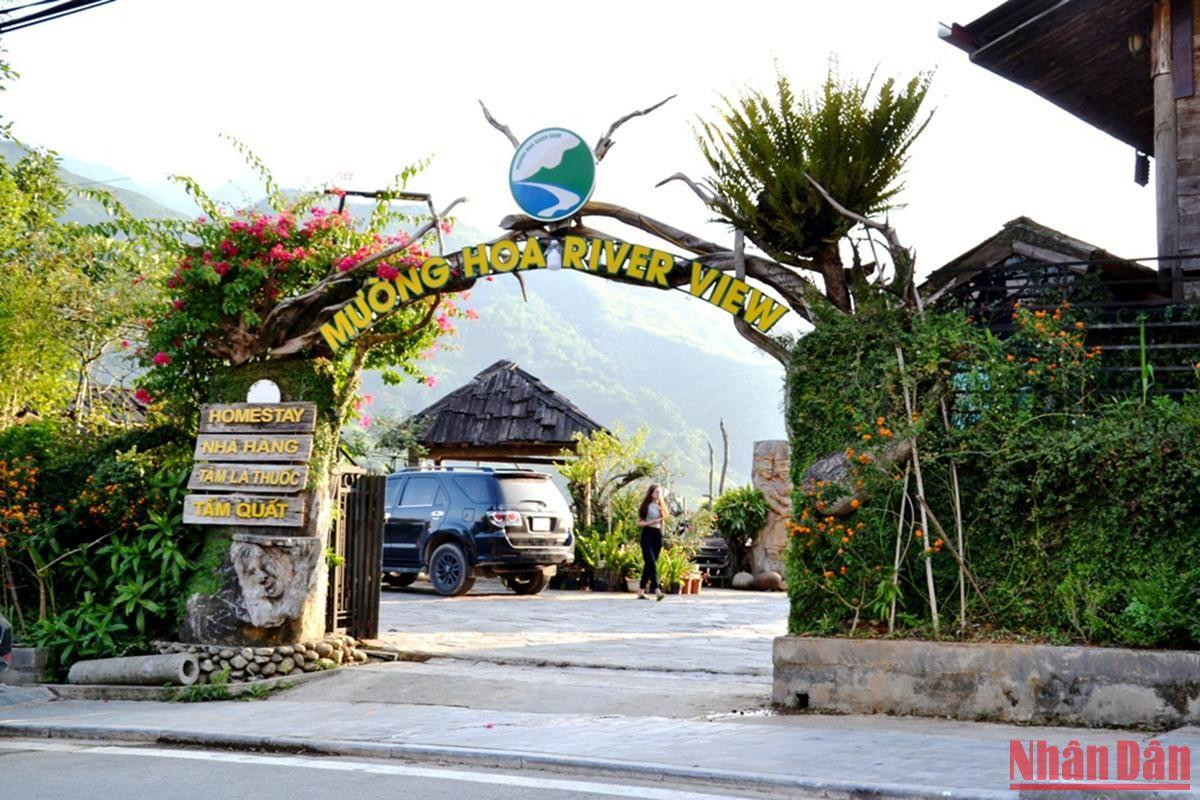 Mùa này, rất đông du khách tìm đến thung lũng Mường Hoa khám phá và trải nghiệm mùa vàng Sa Pa.