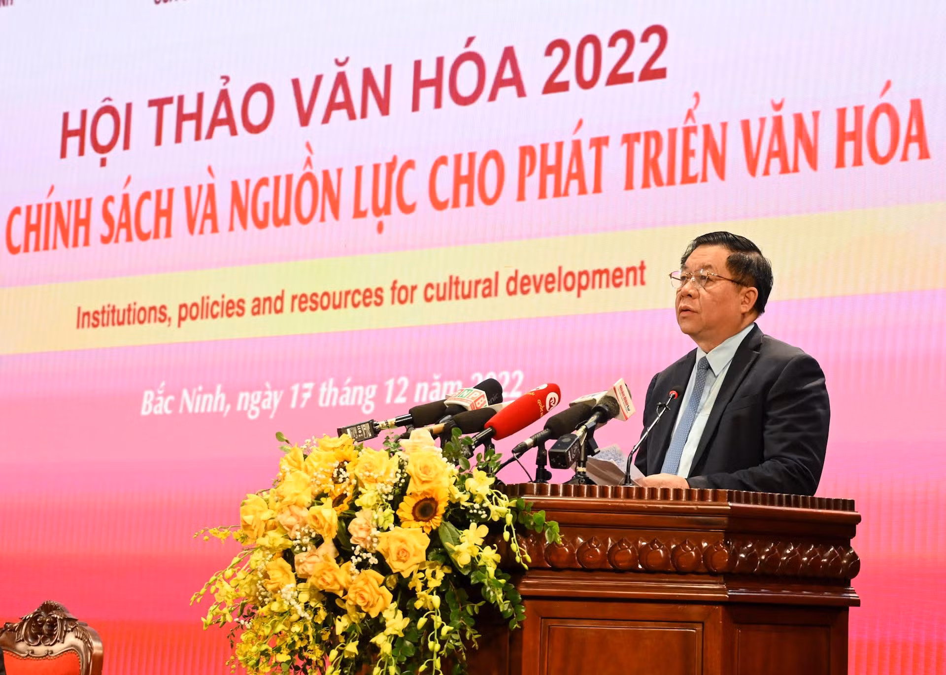 Trưởng ban Tuyên giáo Trung ương Nguyễn Trọng Nghĩa trình bày tham luận: Chủ trương, đường lối của Đảng và một số định hướng hoàn thiện thể chế, chính sách, phát huy nguồn lực xây dựng nền văn hoá Việt Nam “dân tộc, dân chủ, nhân văn và khoa học”.