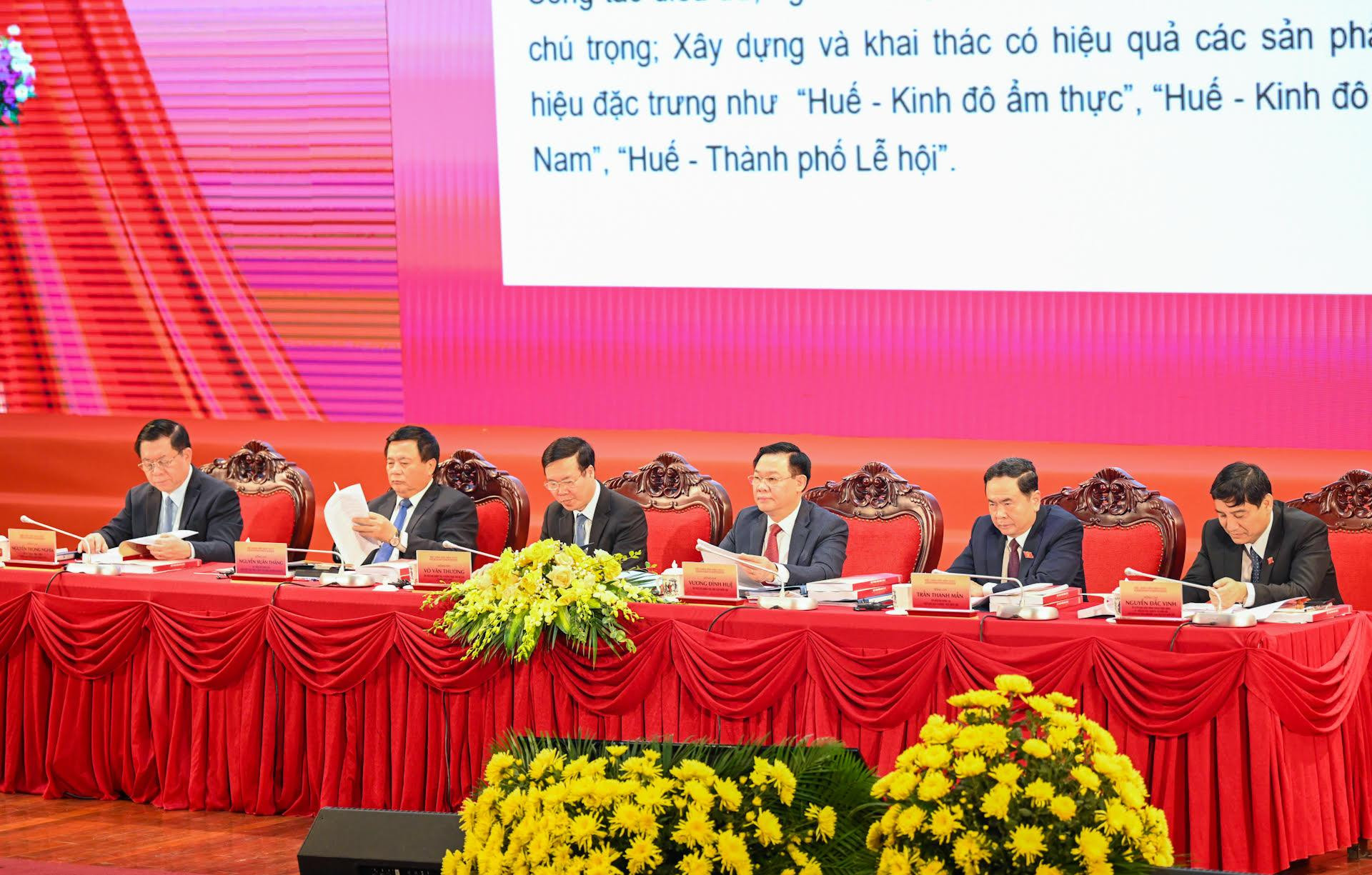 Các đồng chí chủ tọa tại phiên họp.