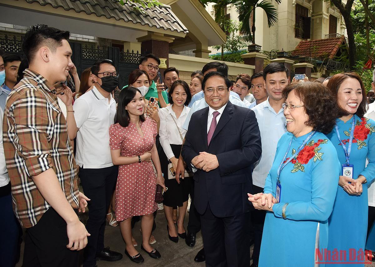 Thủ tướng Phạm Minh Chính gặp gỡ trao đổi với phụ huynh học sinh trong ngày đưa con đến trường của năm học mới.