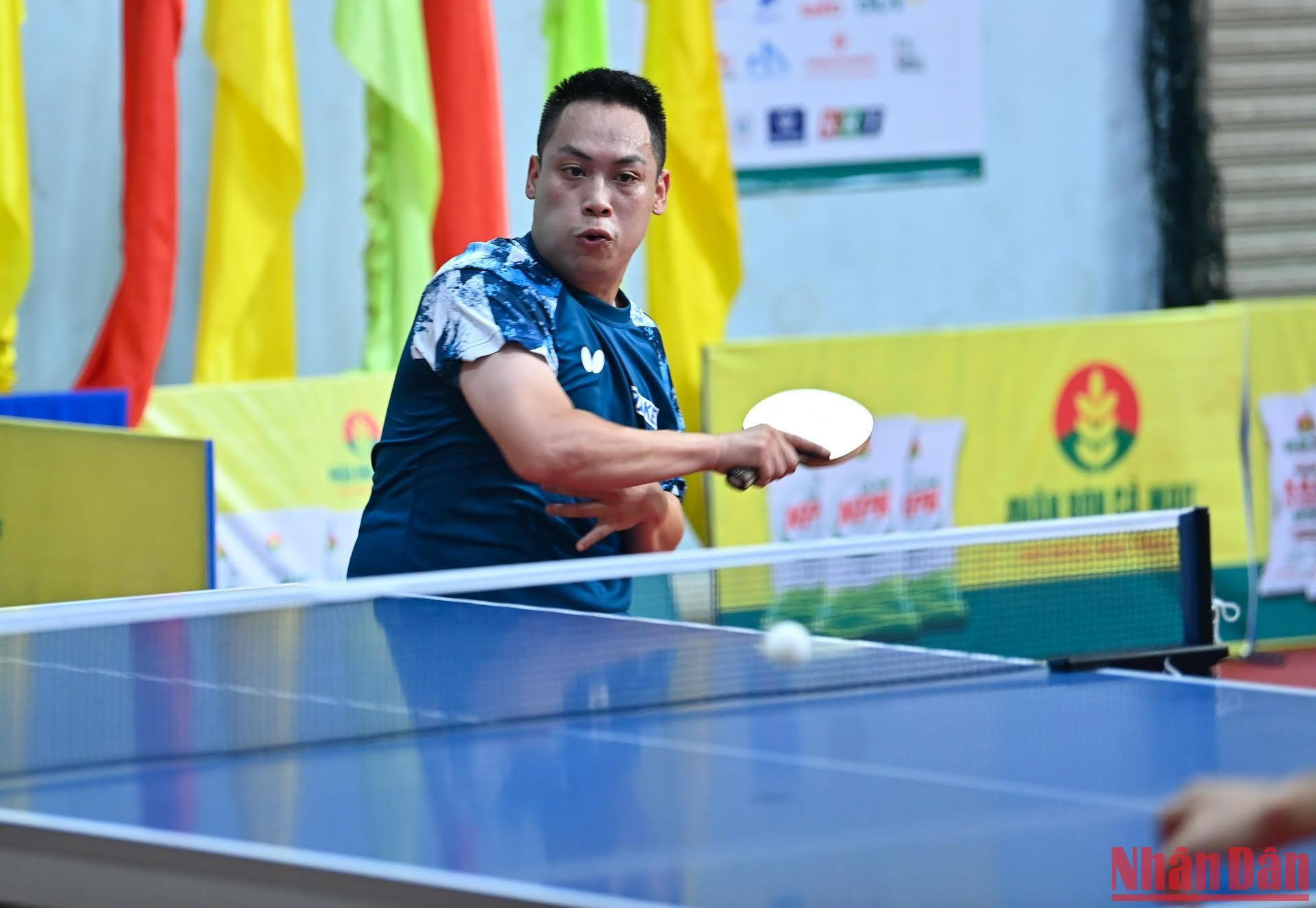 Tại séc đấu thứ hai, Lê Tiến Đạt thi đấu bùng nổ trở lại với những cú đánh thuận tay đầy uy lực, san bằng tỷ số 1-1.