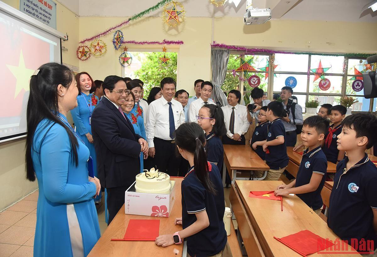 Thủ tướng Phạm Minh Chính thăm và nói chuyện với học sinh Trường Tiểu học Đoàn Thị Điểm.