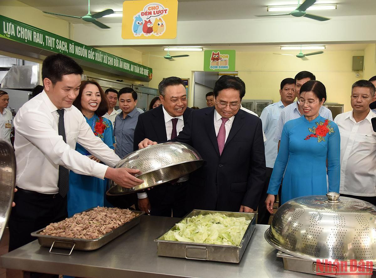 Thủ tướng Phạm Minh Chính kiểm tra bếp ăn của Trường Tiểu học Đoàn Thị Điểm.