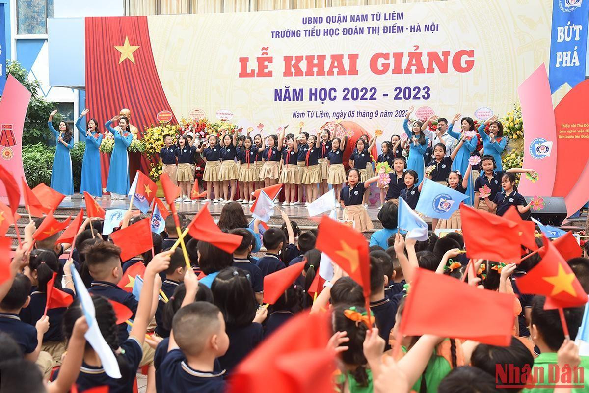 Chương trình ca múa nhạc của thầy và trò Trường Tiểu học Đoàn Thị Điểm trong ngày khai giảng.