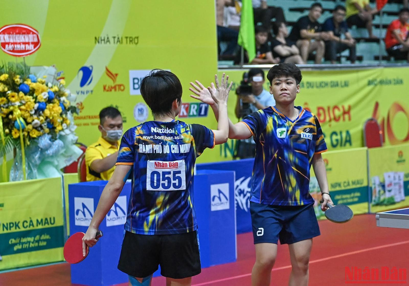 Cái đập tay nhẹ của Diệu Khánh và Thanh Thư sau khi bảo vệ thành công chức vô địch đôi nữ. Cái đập tay nhẹ của Diệu Khánh và Thanh Thư sau khi bảo vệ thành công chức vô địch đôi nữ.