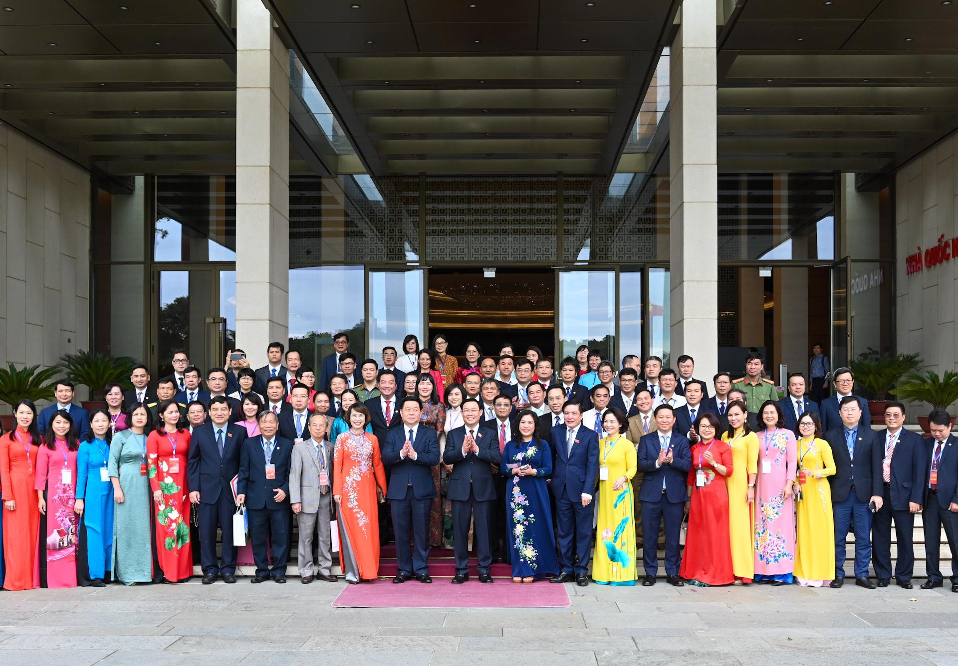 Chủ tịch Quốc hội Vương Đình Huệ, Trưởng ban Tuyên giáo Trung ương Nguyễn Trọng Nghĩa chụp ảnh lưu niệm với các đại biểu tại buổi gặp mặt. Chủ tịch Quốc hội Vương Đình Huệ, Trưởng ban Tuyên giáo Trung ương Nguyễn Trọng Nghĩa chụp ảnh lưu niệm với các đại biểu tại buổi gặp mặt.