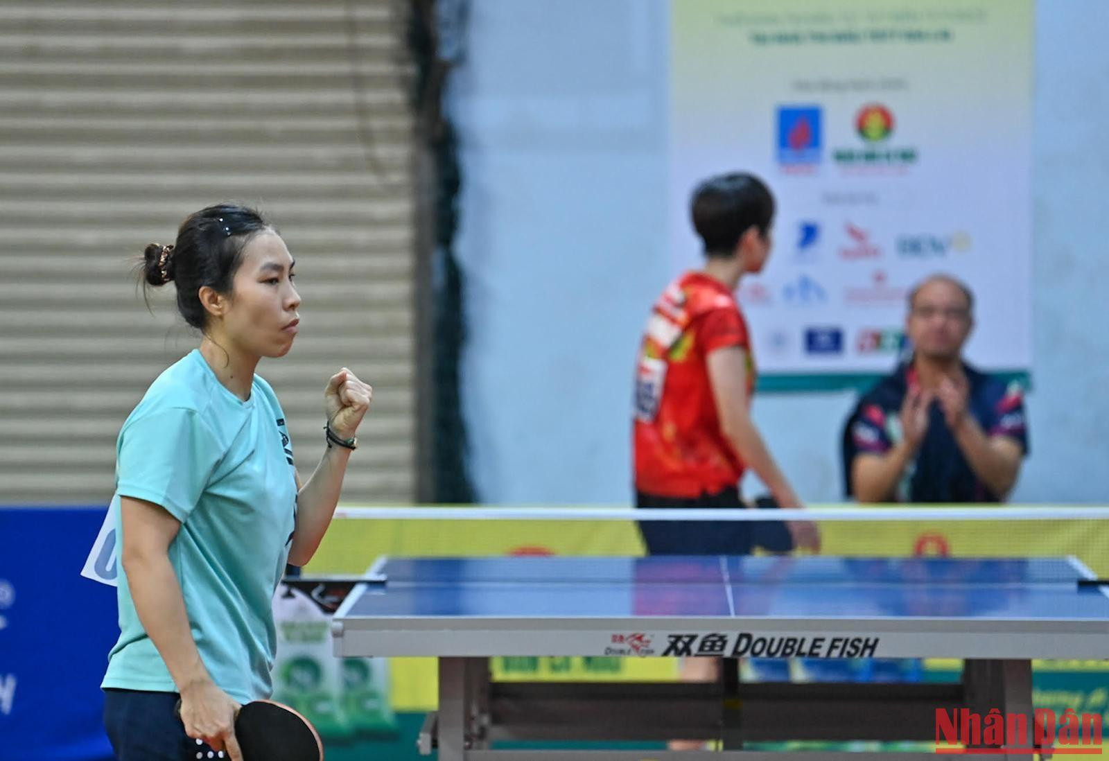 Khác với cách ăn mừng bùng nổ của các tay vợt nam, các tay vợt nữ thường thể hiện sự hài lòng sau mỗi pha bóng một cách nhẹ nhàng và ít gây chú ý hơn. Khác với cách ăn mừng bùng nổ của các tay vợt nam, các tay vợt nữ thường thể hiện sự hài lòng sau mỗi pha bóng một cách nhẹ nhàng và ít gây chú ý hơn.