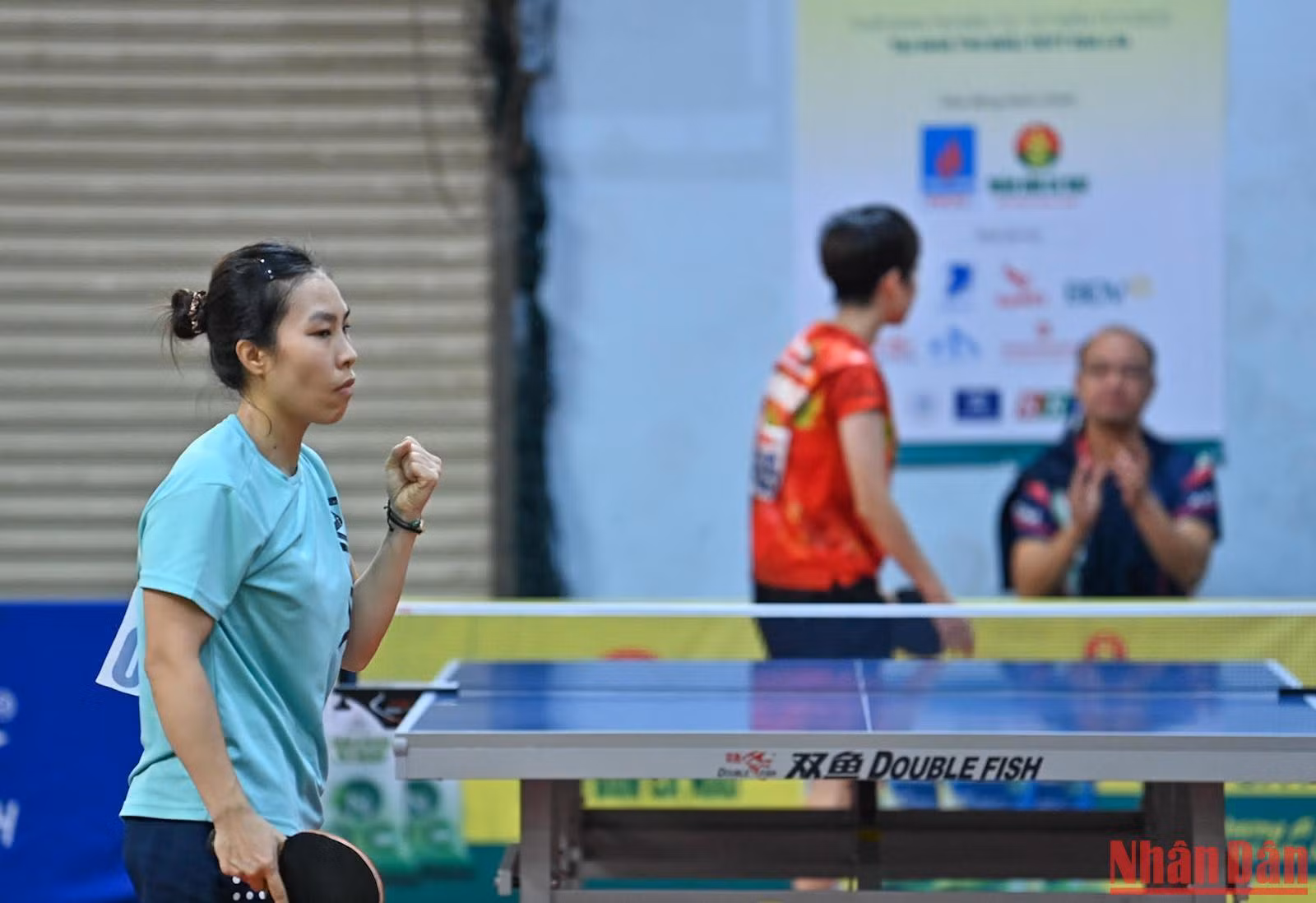 Khác với cách ăn mừng bùng nổ của các tay vợt nam, các tay vợt nữ thường thể hiện sự hài lòng sau mỗi pha bóng một cách nhẹ nhàng và ít gây chú ý hơn.