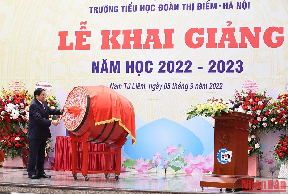 Thủ tướng Phạm Minh Chính đánh trống khai giảng năm học mới tại Trường Tiểu học Đoàn Thị Điểm.