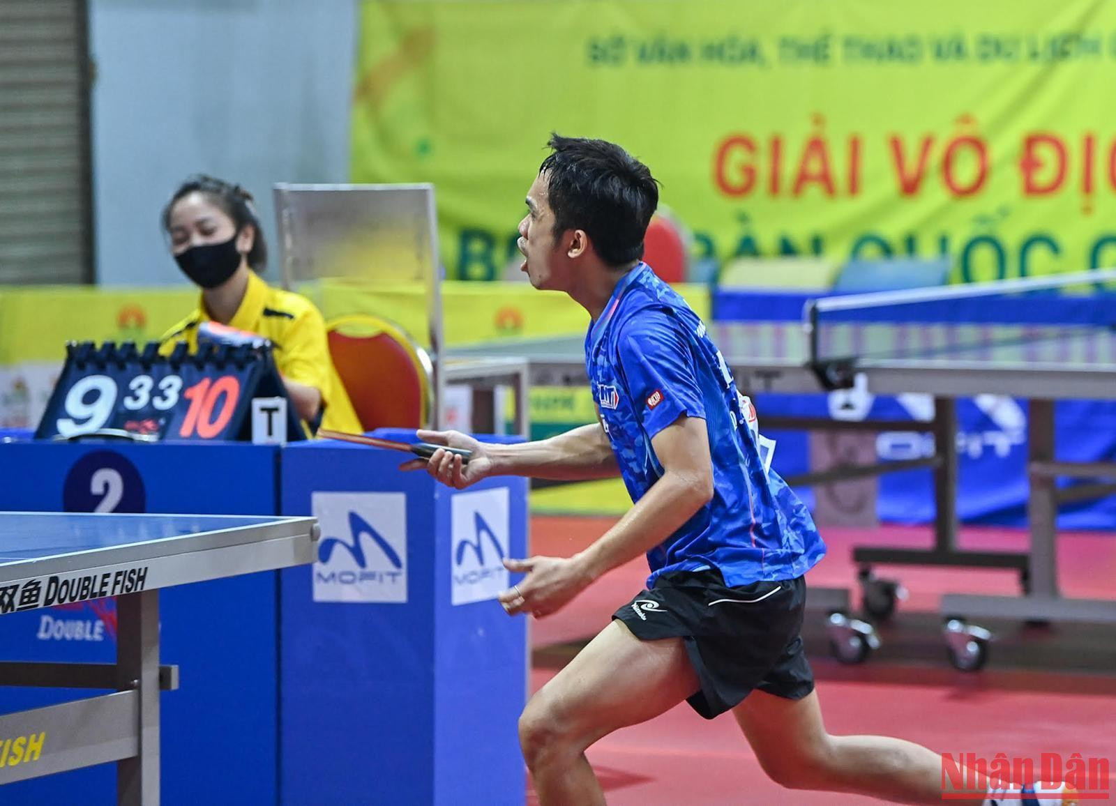 Sau khi ghi điểm số quyết định trong trận đấu căng thẳng tại tứ kết đơn nam, tay vợt trẻ Đinh Anh Hoàng đã chạy lại bàn bóng, hét lên phấn khích trước đối thủ. Sau khi ghi điểm số quyết định trong trận đấu căng thẳng tại tứ kết đơn nam, tay vợt trẻ Đinh Anh Hoàng đã chạy lại bàn bóng, hét lên phấn khích trước đối thủ.