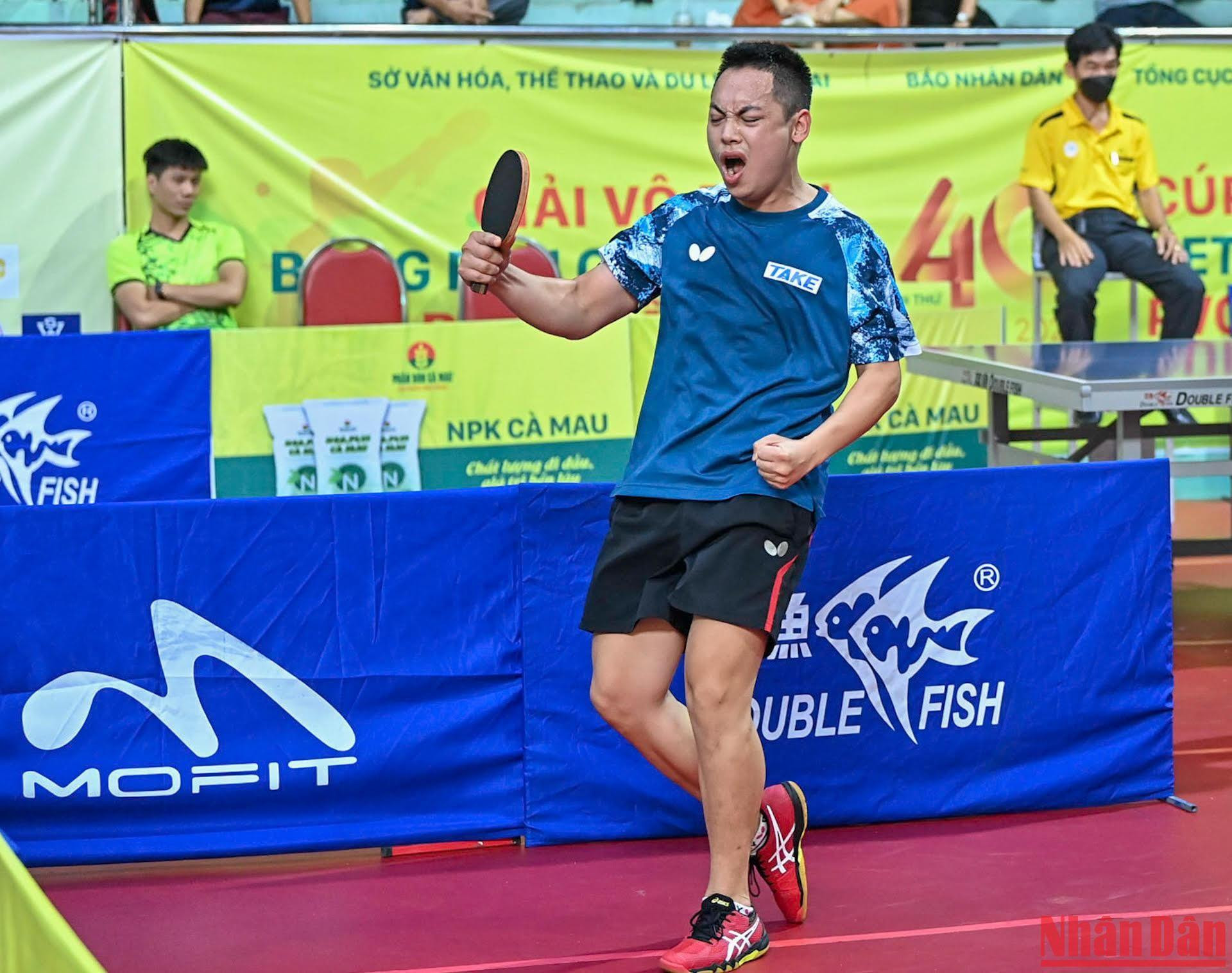 Tay vợt Lê Tiến Đạt liên tục hét lớn trên sân đấu để động viên tinh thần sau mỗi pha bóng. Tiến Đạt mới tập luyện trở lại và thi đấu ấn tượng tại Giải vô địch bóng bàn quốc gia Báo Nhân Dân 2022.