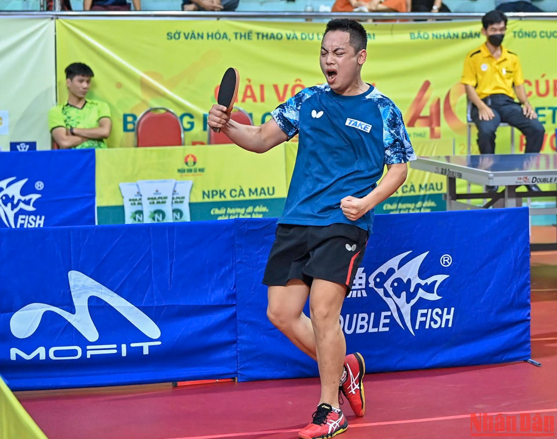 Tay vợt Lê Tiến Đạt liên tục hét lớn trên sân đấu để động viên tinh thần sau mỗi pha bóng. Tiến Đạt mới tập luyện trở lại và thi đấu ấn tượng tại Giải vô địch bóng bàn quốc gia Báo Nhân Dân 2022. Tay vợt Lê Tiến Đạt liên tục hét lớn trên sân đấu để động viên tinh thần sau mỗi pha bóng. Tiến Đạt mới tập luyện trở lại và thi đấu ấn tượng tại Giải vô địch bóng bàn quốc gia Báo Nhân Dân 2022.