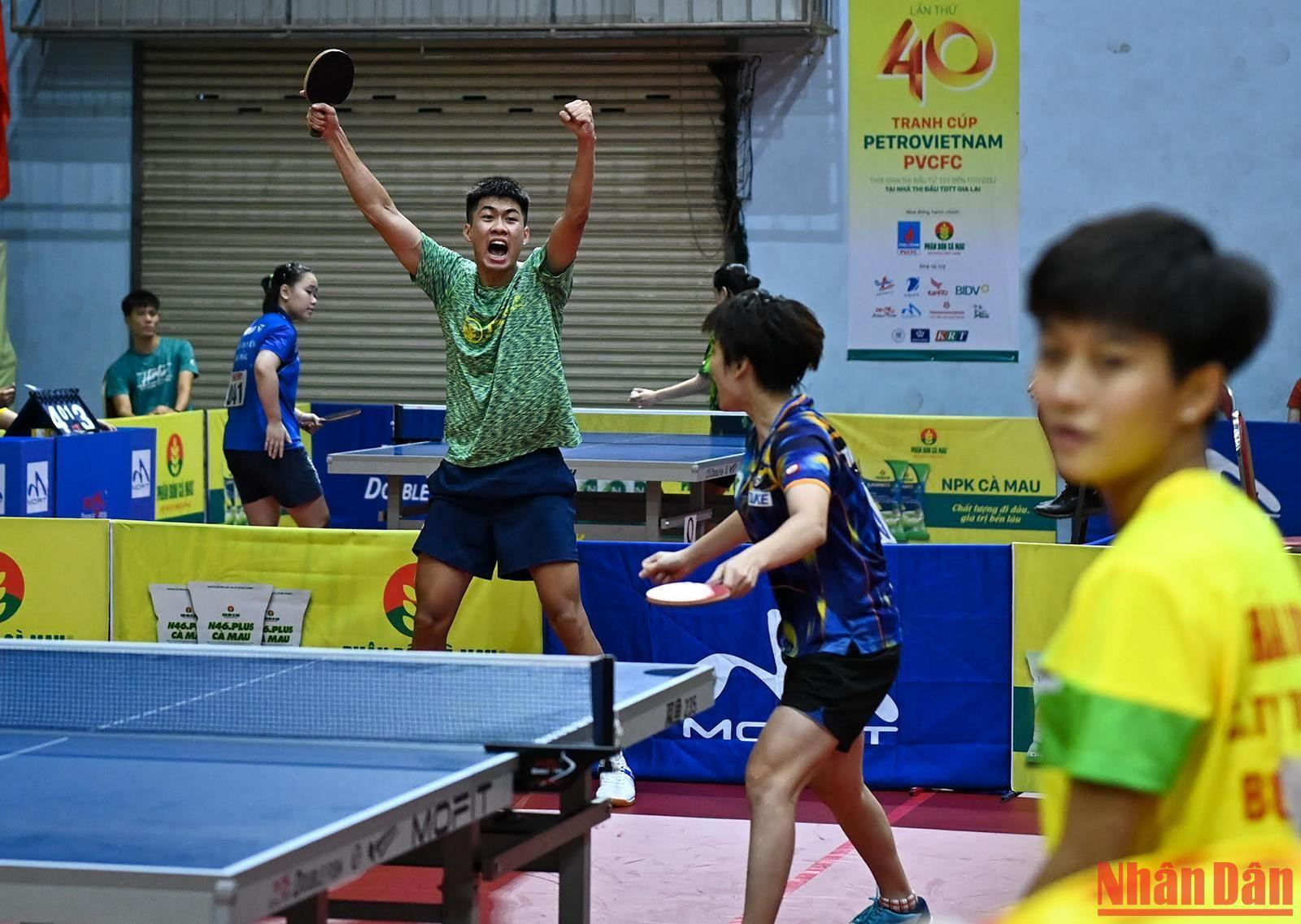 Cặp đôi Tạ Hồng Khánh và Nguyễn Khoa Diệu Khánh nhảy lên vui sướng sau khi giành chức vô địch đôi nam nữ. Cặp đôi Tạ Hồng Khánh và Nguyễn Khoa Diệu Khánh nhảy lên vui sướng sau khi giành chức vô địch đôi nam nữ.