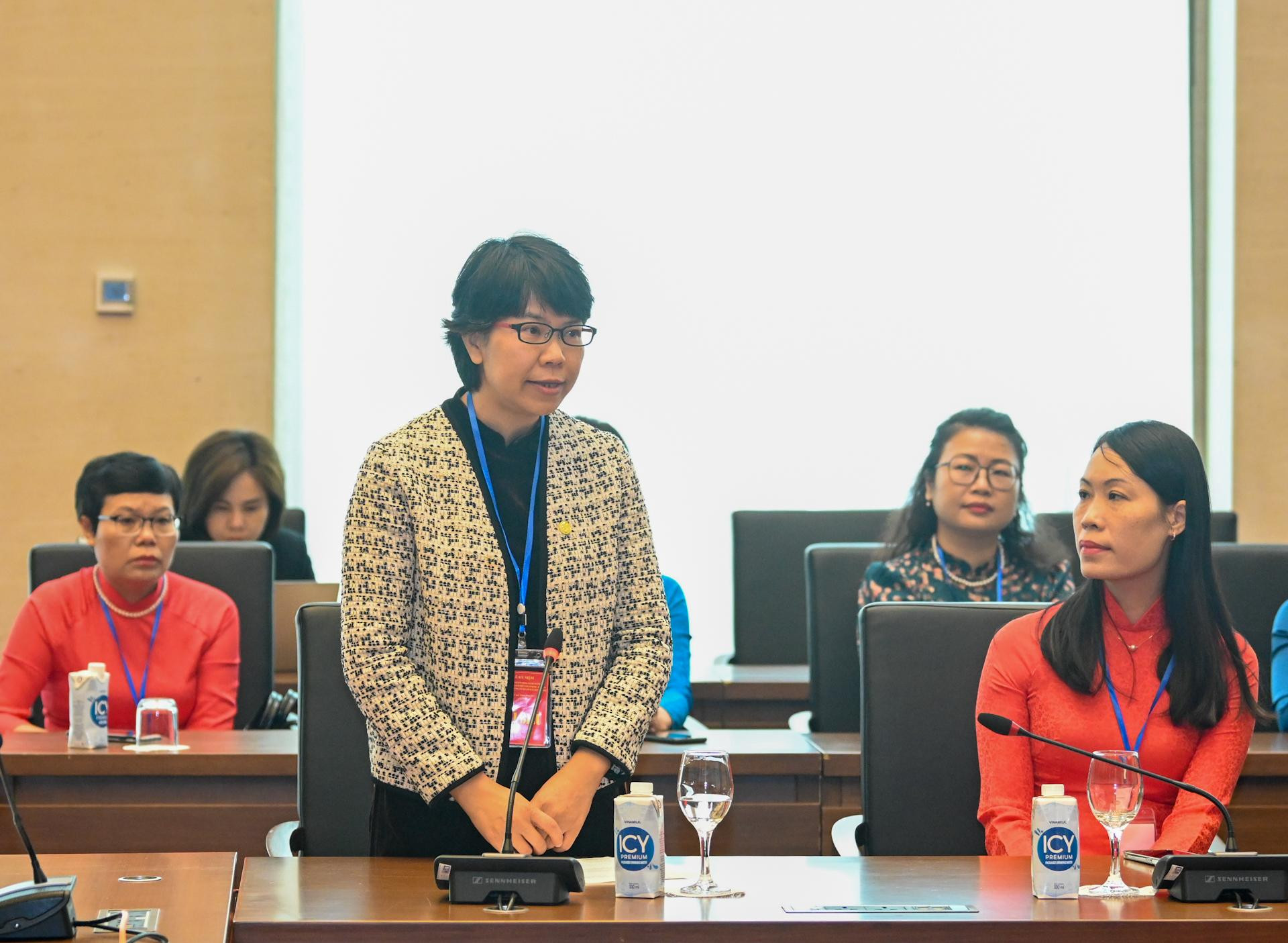 Phó Giám đốc, Tổng Biên tập Nhà xuất bản Kim Đồng Vũ Thị Quỳnh Liên phát biểu tại buổi gặp mặt. Phó Giám đốc, Tổng Biên tập Nhà xuất bản Kim Đồng Vũ Thị Quỳnh Liên phát biểu tại buổi gặp mặt.