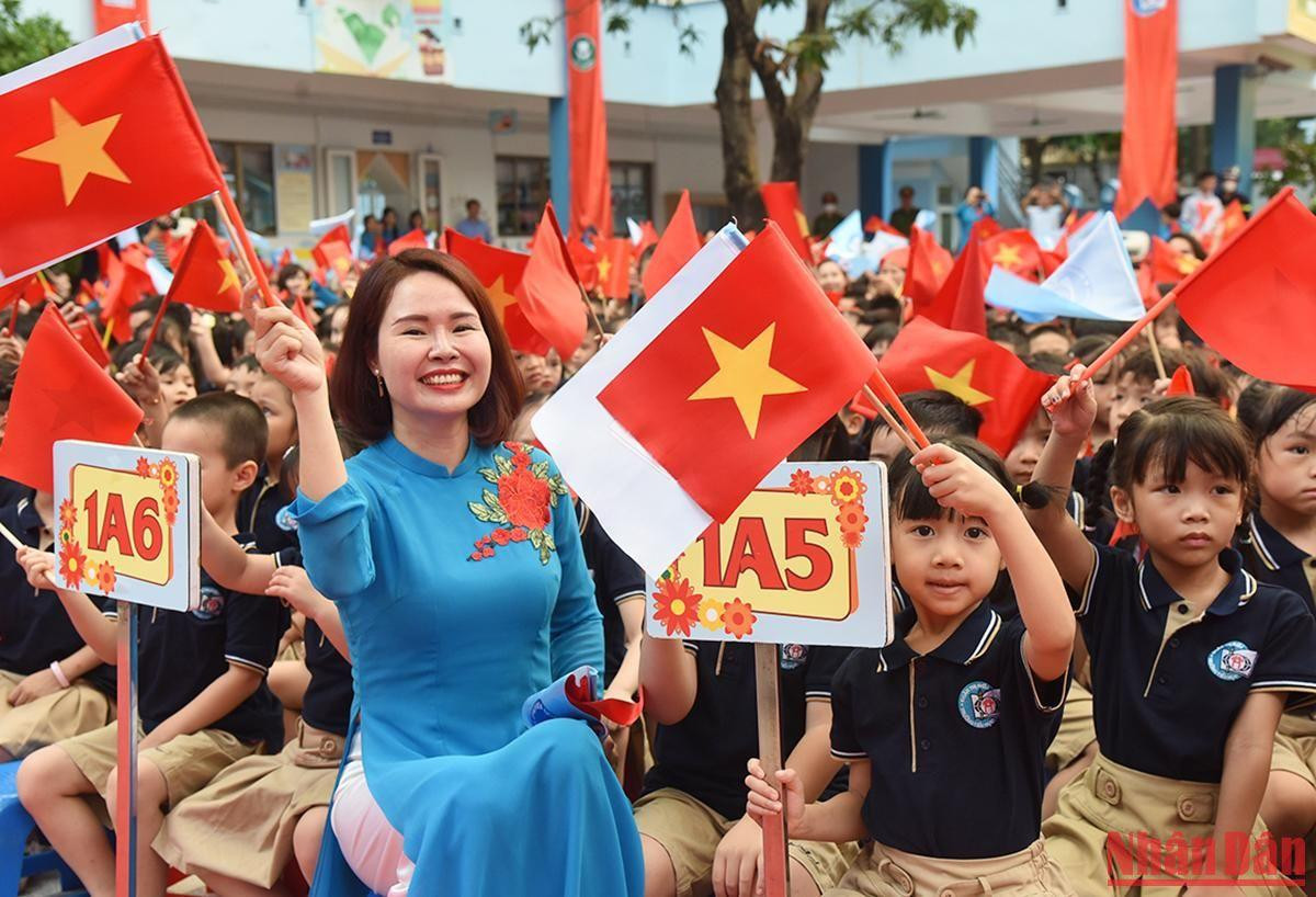 Cô và trò hân hoan trong Lễ khai giảng.