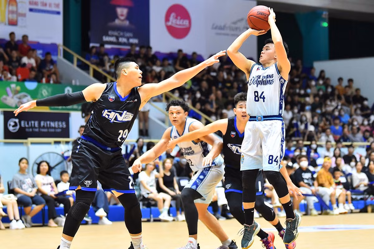 Với phong độ tốt hơn, các cầu thủ đến từ Nha Trang nhập cuộc tự tin trước sức ép từ các cầu thủ chủ nhà.