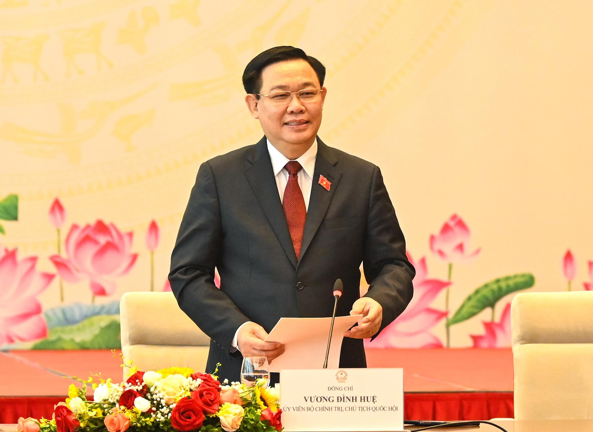 Chủ tịch Quốc hội Vương Đình Huệ phát biểu chúc mừng những người làm xuất bản, in và phát hành sách Việt Nam. Chủ tịch Quốc hội Vương Đình Huệ phát biểu chúc mừng những người làm xuất bản, in và phát hành sách Việt Nam.