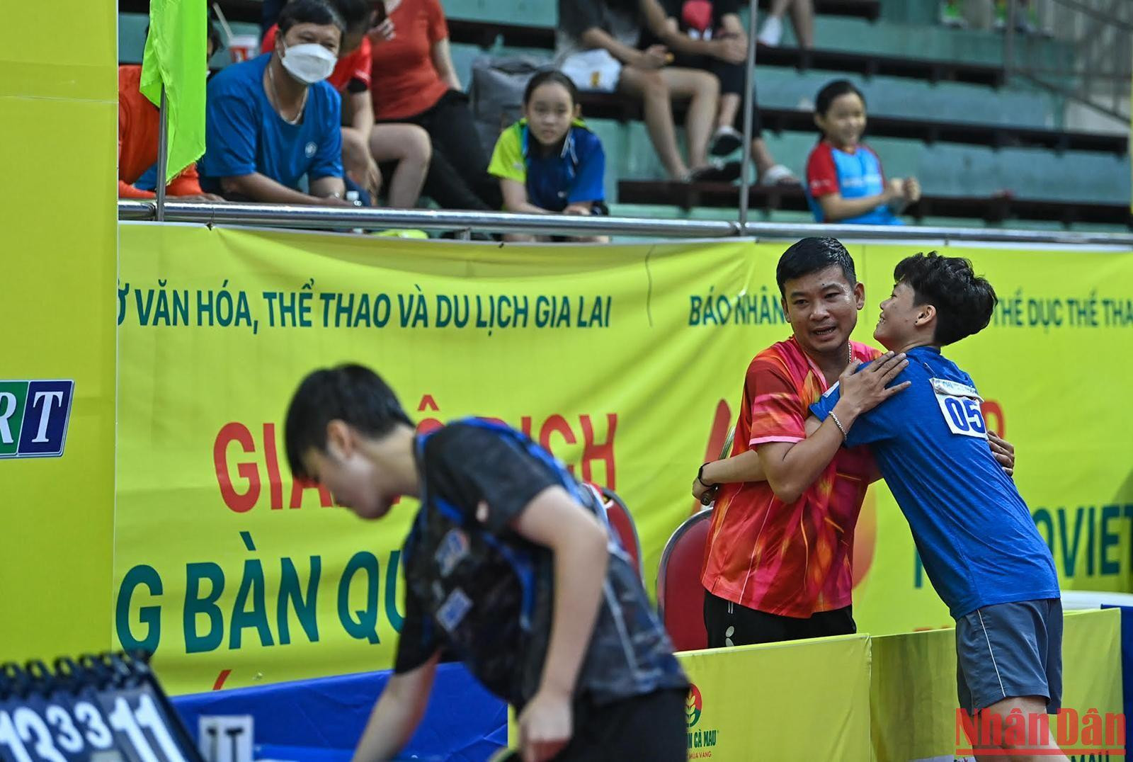 Tay vợt Nguyễn Bạch Thanh Thư chạy lại chia vui ngay với huấn luyện viên sau khi hạ gục đương kim vô địch đơn nữ Trần Mai Ngọc. Tay vợt Nguyễn Bạch Thanh Thư chạy lại chia vui ngay với huấn luyện viên sau khi hạ gục đương kim vô địch đơn nữ Trần Mai Ngọc.