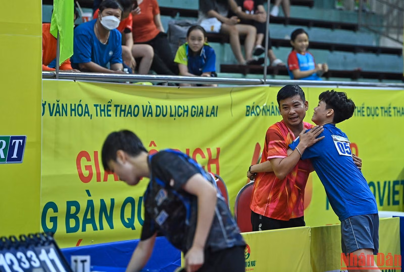 Tay vợt Nguyễn Bạch Thanh Thư chạy lại chia vui ngay với huấn luyện viên sau khi hạ gục đương kim vô địch đơn nữ Trần Mai Ngọc.