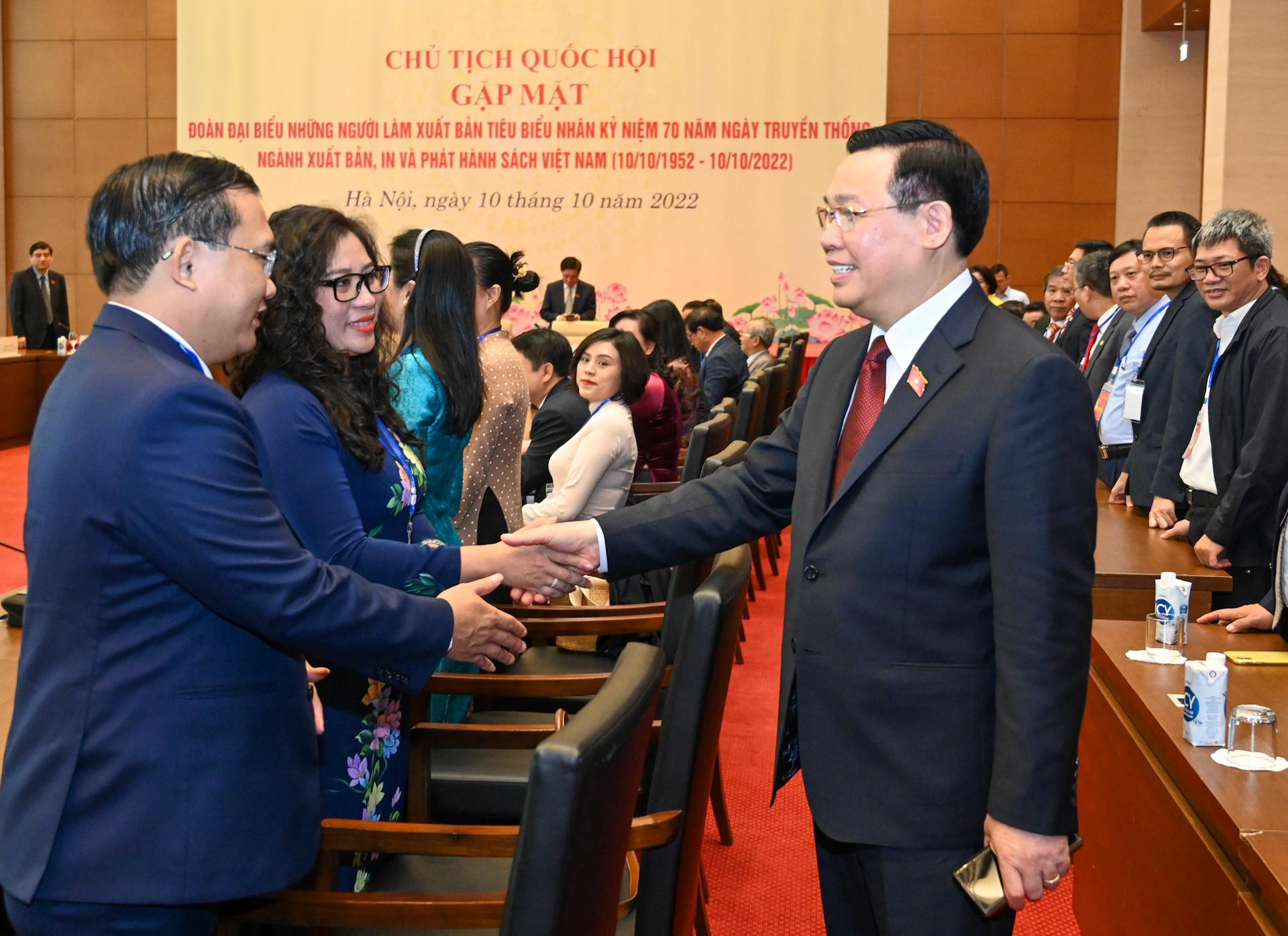 Chủ tịch Quốc hội Vương Đình Huệ với các đại biểu tại buổi gặp mặt. Chủ tịch Quốc hội Vương Đình Huệ với các đại biểu tại buổi gặp mặt.