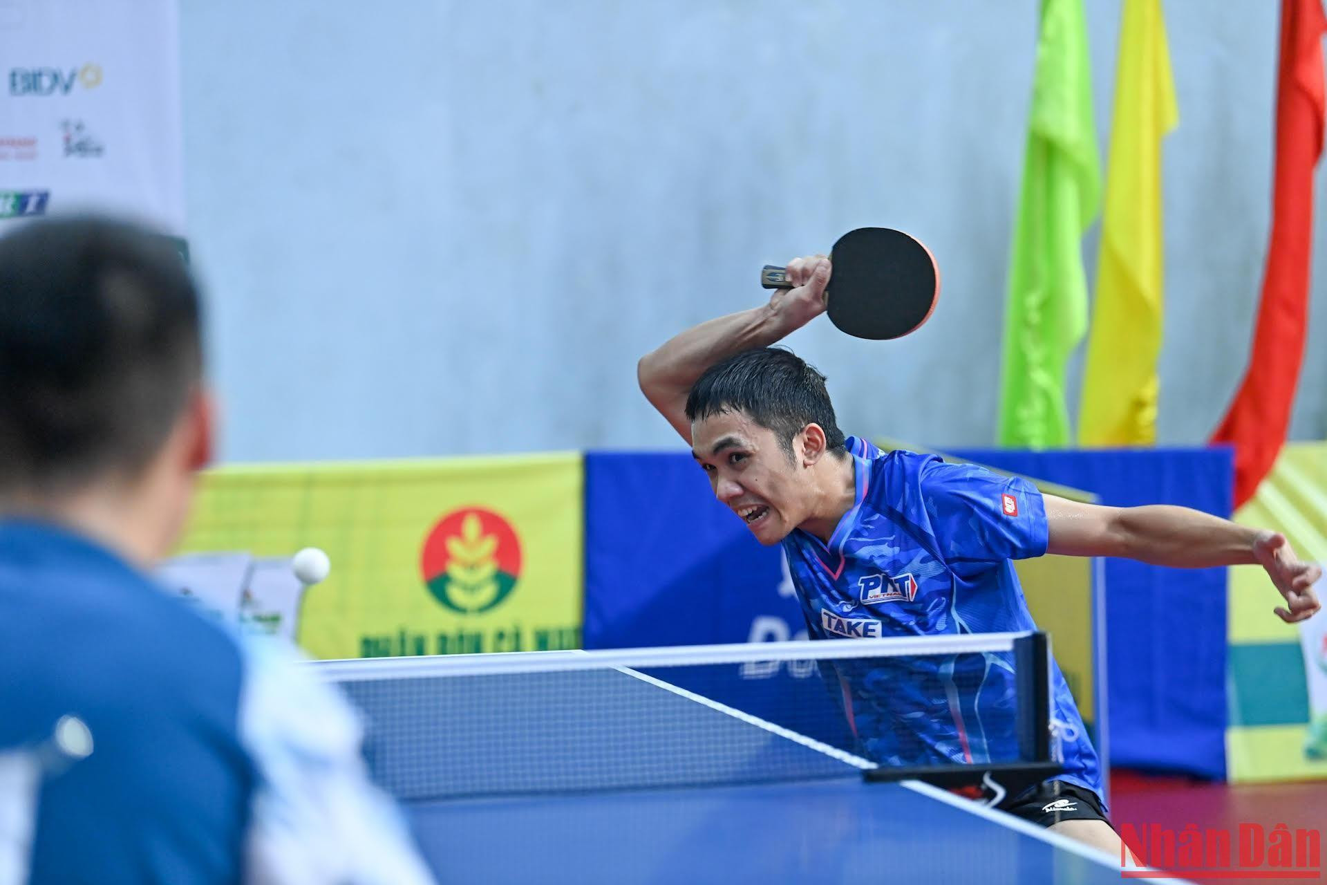 Séc đấu thứ năm diễn ra kịch tính, hai tay vợt liên tục bám đuổi điểm số. Xuất sắc hơn ở những pha bóng cuối, Anh Hoàng vượt qua Tiến Đạt với tỷ số 12-10.