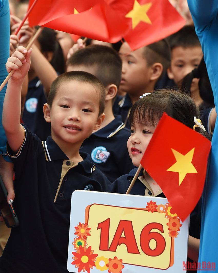 Học sinh Khối 1 Trường Tiểu học Đoàn Thị Điểm hân hoan trong buổi Lễ khai giảng.