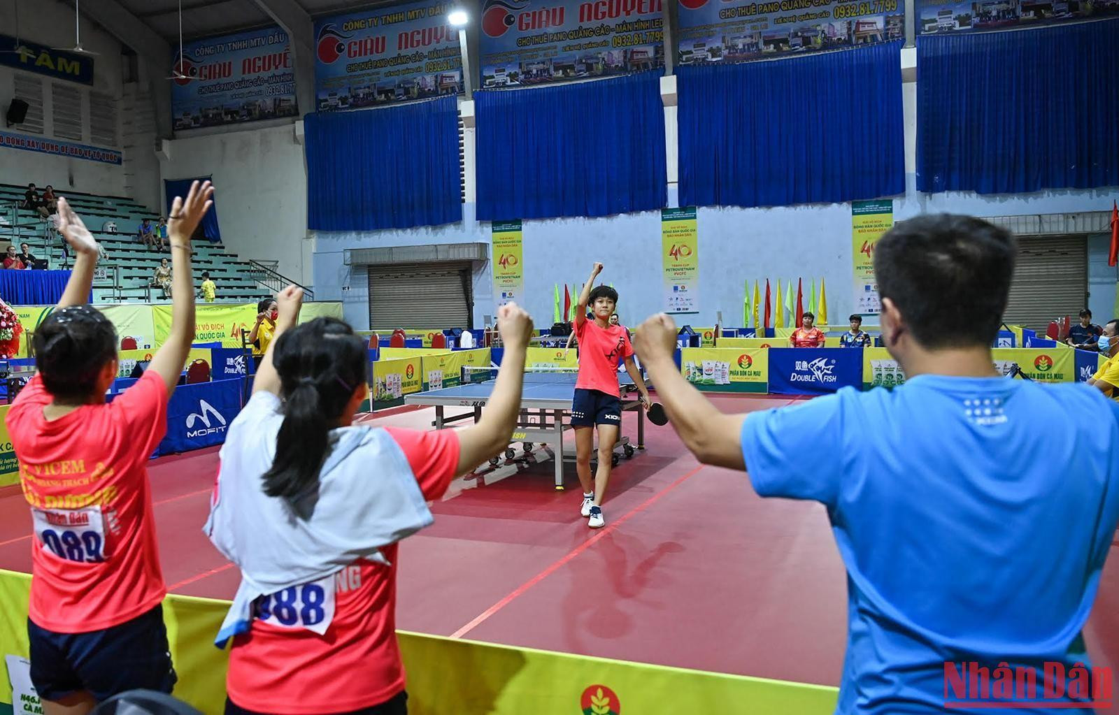 Huấn luyện viên cùng các đồng đội đoàn Long Hải-Hải Dương đứng dậy ăn mừng sau pha dứt điểm đẹp mắt của Bùi Ngọc Lan. Huấn luyện viên cùng các đồng đội đoàn Long Hải-Hải Dương đứng dậy ăn mừng sau pha dứt điểm đẹp mắt của Bùi Ngọc Lan.