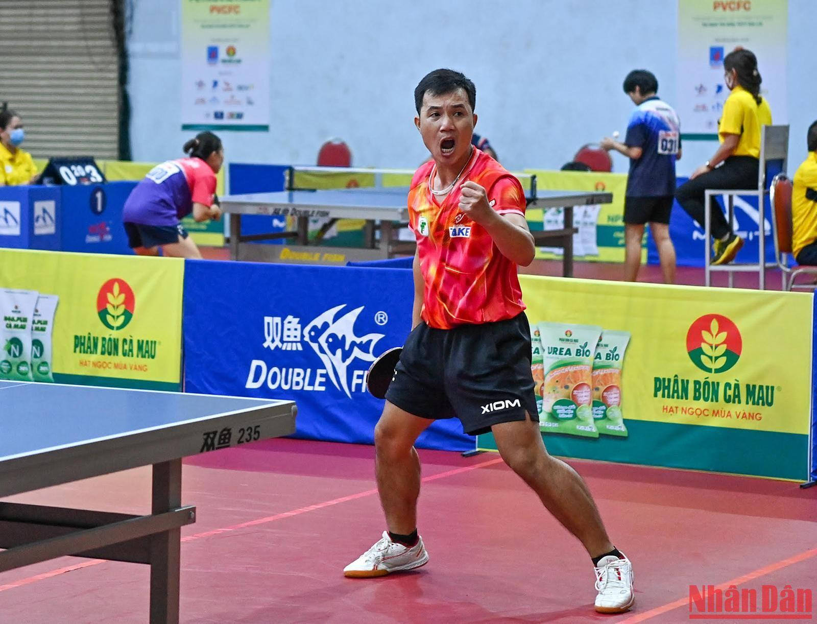 Luôn tự kích động bản thân để tạo cảm giác hưng phấn sau mỗi pha bóng ghi điểm, vận động viên Vũ Đức Tuấn đã tạo ấn tượng khó quên với người hâm mộ tại nhà thi đấu trong những ngày qua. Luôn tự kích động bản thân để tạo cảm giác hưng phấn sau mỗi pha bóng ghi điểm, vận động viên Vũ Đức Tuấn đã tạo ấn tượng khó quên với người hâm mộ tại nhà thi đấu trong những ngày qua.