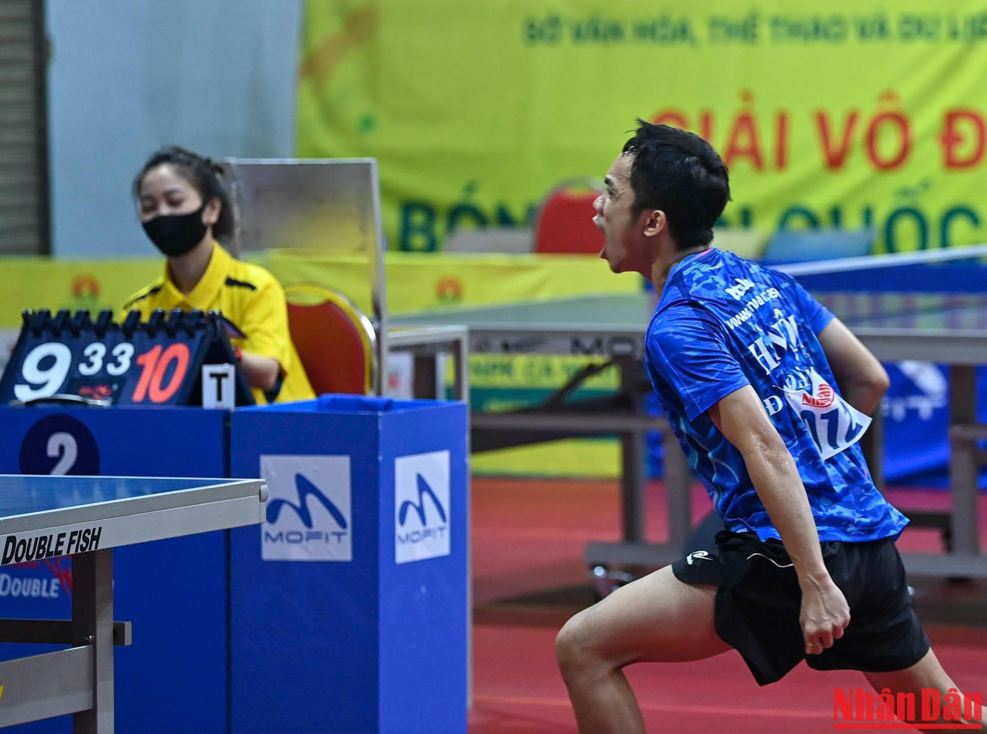 Đinh Anh Hoàng phấn khích tột độ sau khi ghi điểm số quyết định để giành thắng lợi 11-9 trong séc đấu quyết định. Sau trận thua đáng tiếc, người hâm mộ kỳ vọng sự tỏa sáng của Lê Tiến Đạt tại các giải đấu trong tương lai. Giành huy chương bạc SEA Games 27 khi mới 20 tuổi, tay vợt sinh năm 1993 có lối đánh thông minh, lỳ lợm, từng được xem là &quot;thần đồng&quot; bóng bàn Việt Nam.